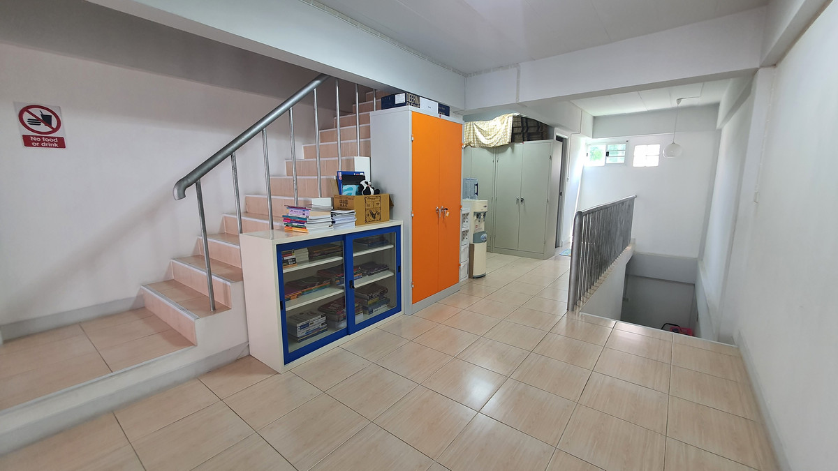 For RentShop HouseKaset Nawamin,Ladplakao : 4-story shophouse for rent on Sukonthasawat Road, good location, near Satri Wittaya 2 School.