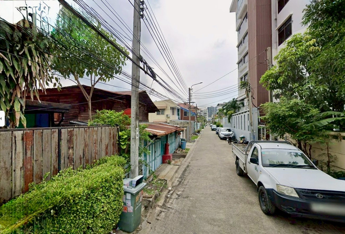 For SaleLandOnnut, Udomsuk : Land for sale in Soi Udomsuk 28 with wooden house **near BTS Udomsuk, very convenient to travel** (N.2064)