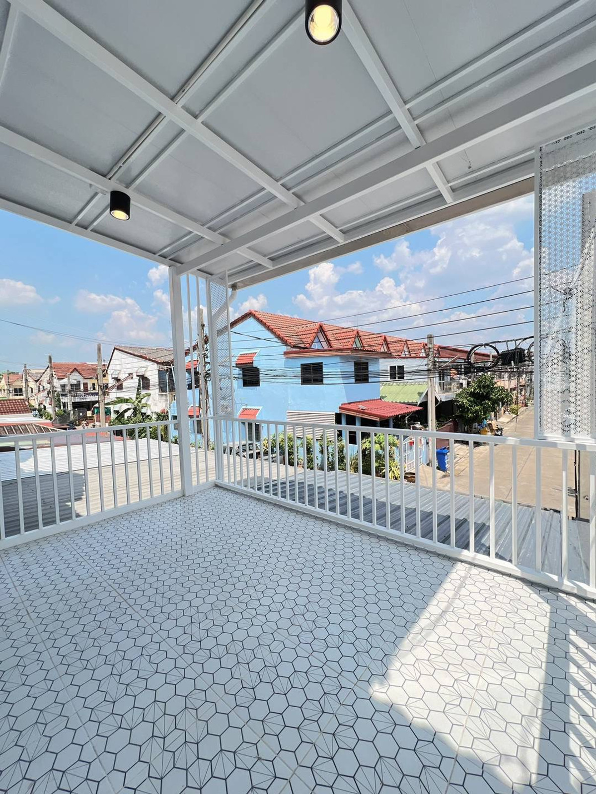 ขายทาวน์โฮมนนทบุรี บางใหญ่ บางบัวทอง : ขายทาวน์เฮาส์วงศ์ชัยนคร บางรักใหญ่ 18 ตร.ว. ใกล้ MRT บางรักใหญ่ 800 ม. มีเทอเรส ฟรีโอน