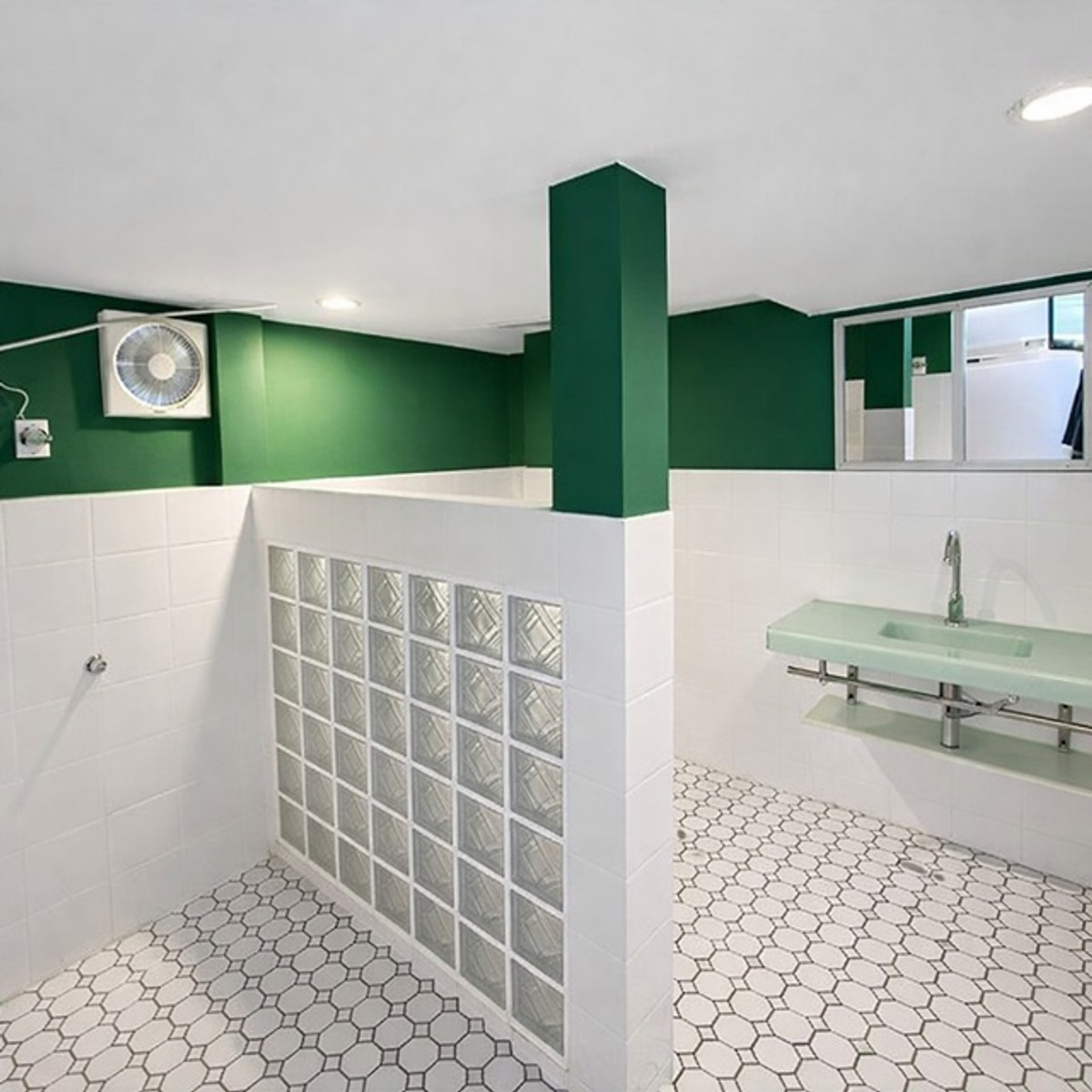 For RentHouseRatchadapisek, Huaikwang, Suttisan : MRT Sutthisan 900m. Central Rama9 5beds 5Parking 4baths near MRT Ratchadaphisek 400m two storey