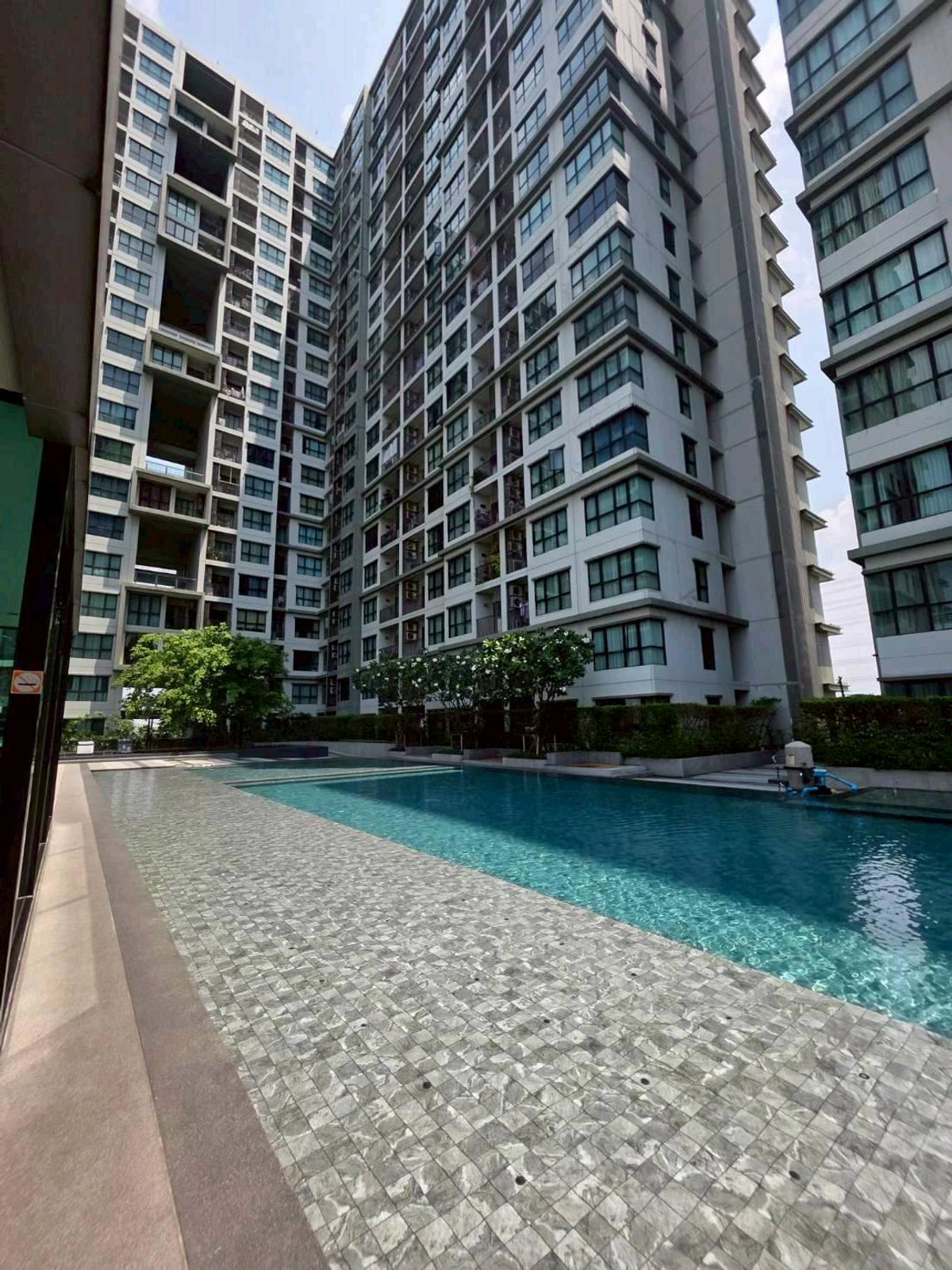 ขายคอนโดแจ้งวัฒนะ เมืองทอง : ขาย คอนโด เดอะเบส แจ้งวัฒนะ วิวสระ ห้องมุม 2 ห้องนอน 
ราคาลดพิเศษ  ใกล้รถไฟฟ้าเมืองทองธานี