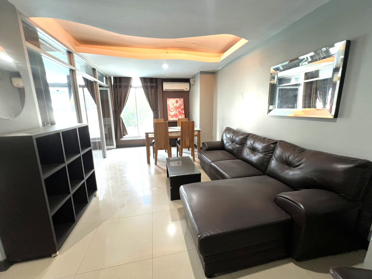 For SaleCondoKasetsart, Ratchayothin : For sale: La Maison Phahon Yothin 24 Condominium near BTS Phahon Yothin 24, extra large room. With private parking for 34 cars.