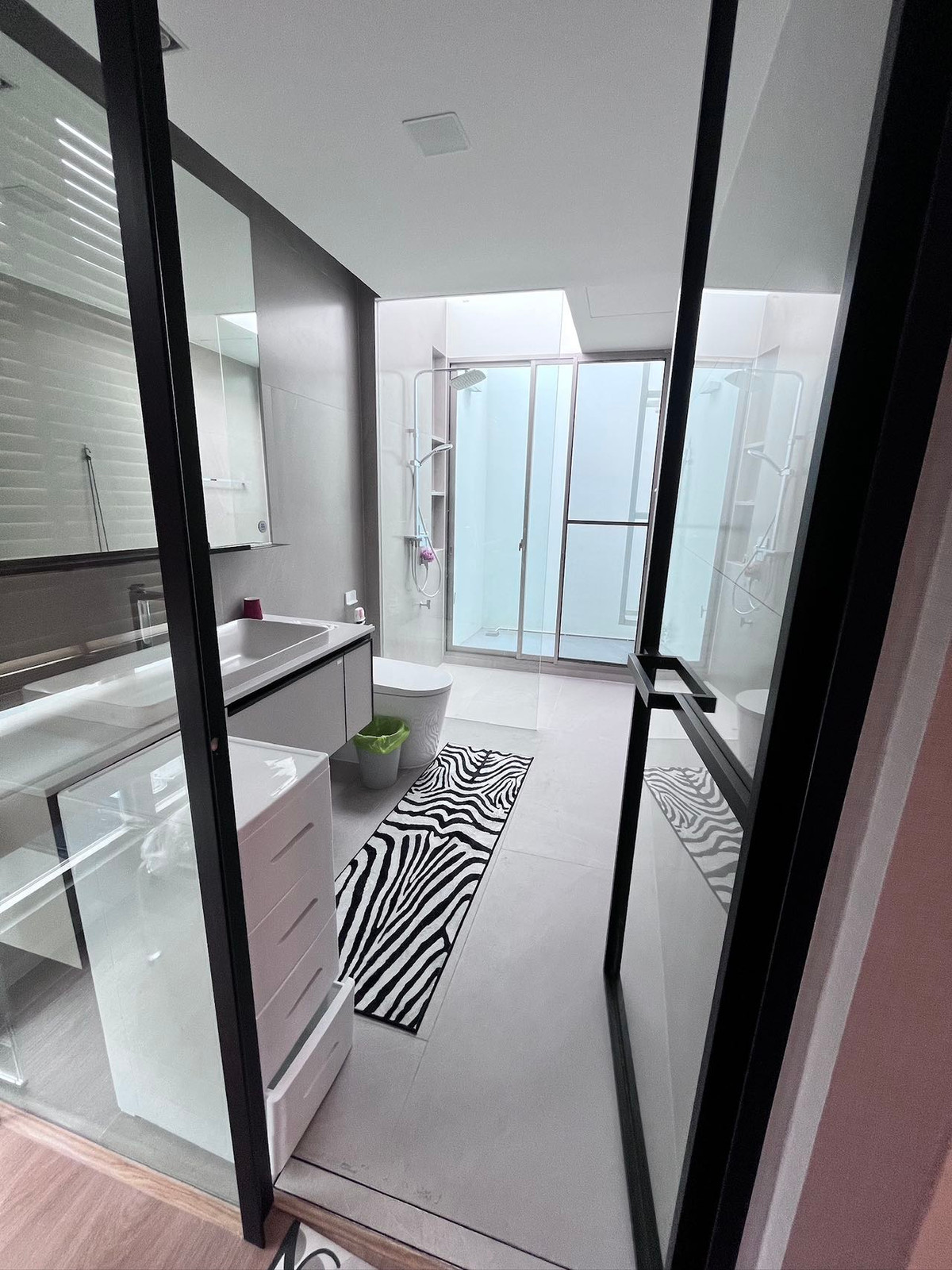 ให้เช่าบ้านพัฒนาการ ศรีนครินทร์ : ᚱ ให้เช่า 🔥ต่อรองได้ ปล่อยเช่าด่วน ✅4 ห้องนอน 324 ตร.ม. บ้านเดี่ยว Vive Rama 9 ใกล้โรงเรียนนานาชาติ Wellington และโรงพยาบาลสมิติเวช