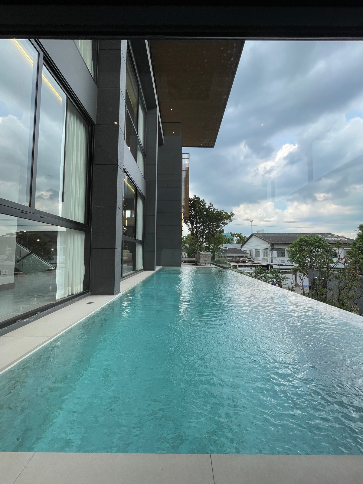 ขายบ้านเลียบทางด่วนรามอินทรา : "หนึ่งเดียวบนเลียบด่วน! Cira Residences บ้านเดี่ยว Ultra-Luxury 3.5 ชั้น พื้นที่ 845 ตร.ม. พร้อมสระว่ายน้ำส่วนตัว | ใกล้ทองหล่อ-พระราม 9 เพียงไม่กี่นาที (สังคมส่วนตัวเพียง 9 ยูนิต)"