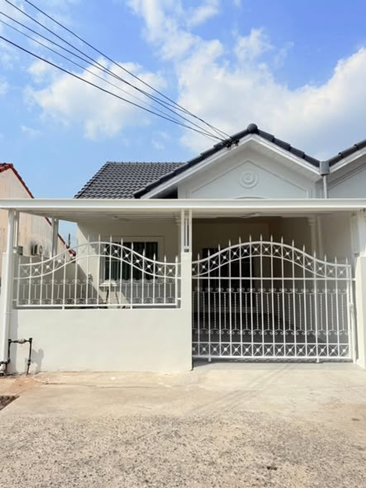 For SaleTownhomePattaya, Bangsaen, Chonburi : Chokchai Village 4 / 2 Bedrooms (FOR SALE) BEWN143