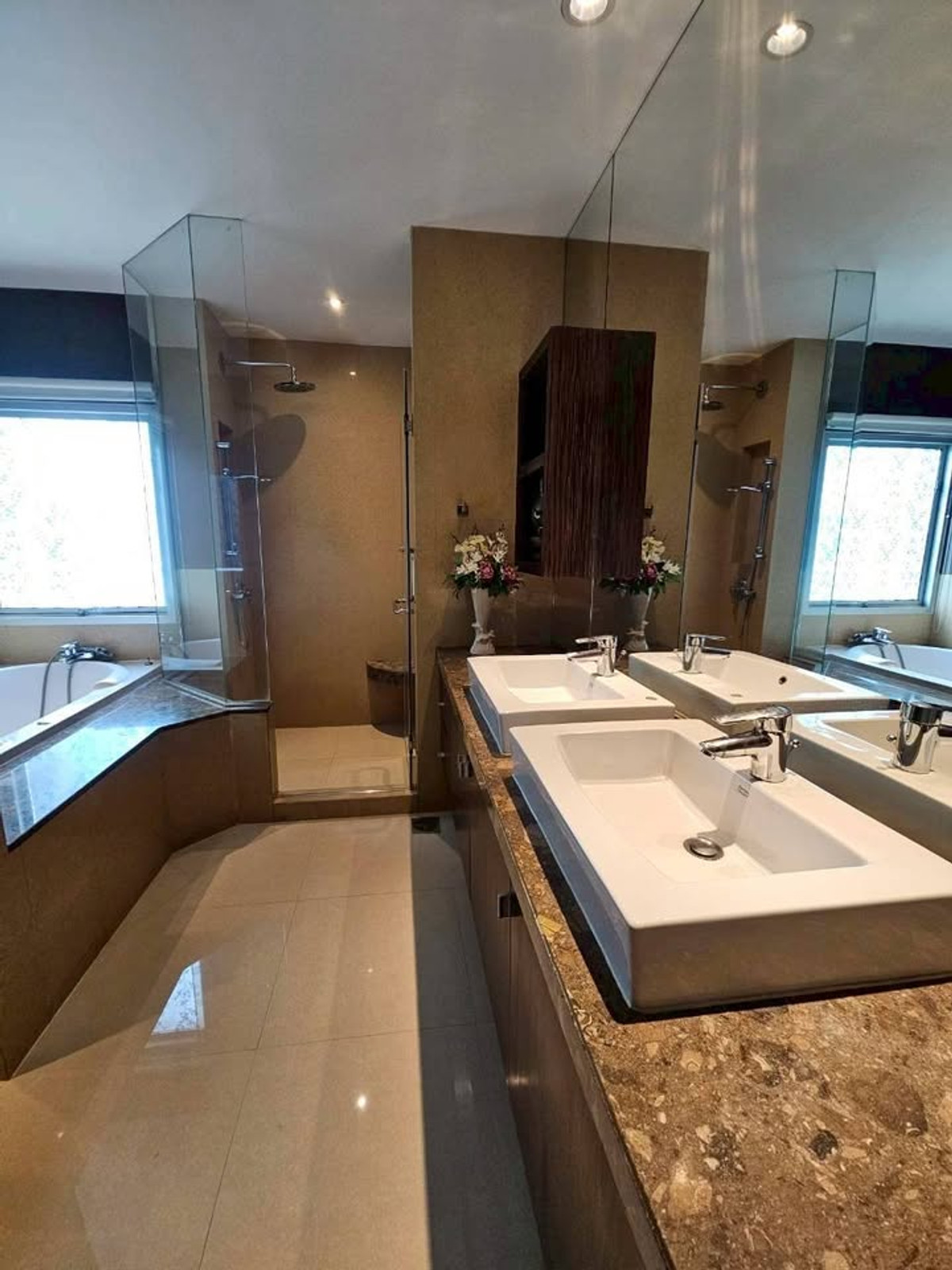 For RentCondoWitthayu, Chidlom, Langsuan, Ploenchit : Royal Residence Park rent 275 sqm 4 beds 3 baths 170,000 per month