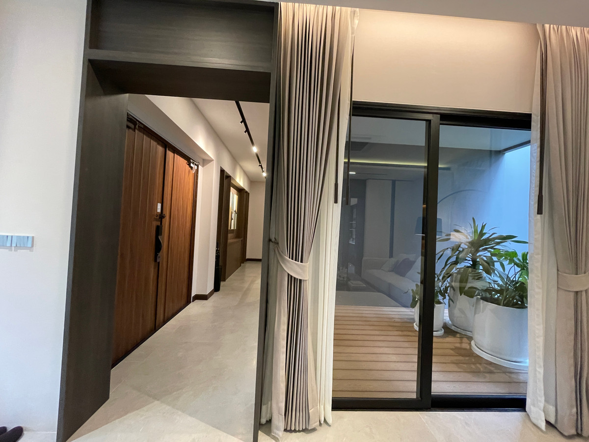 ขายบ้านเลียบทางด่วนรามอินทรา : "หนึ่งเดียวบนเลียบด่วน! Cira Residences บ้านเดี่ยว Ultra-Luxury 3.5 ชั้น พื้นที่ 845 ตร.ม. พร้อมสระว่ายน้ำส่วนตัว | ใกล้ทองหล่อ-พระราม 9 เพียงไม่กี่นาที (สังคมส่วนตัวเพียง 9 ยูนิต)"