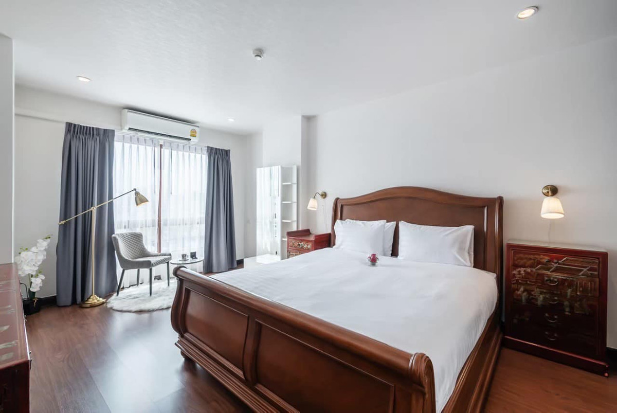 For RentCondoRatchadapisek, Huaikwang, Suttisan : For rent Baan Klang Krung Resort, prime location in Ratchada! Big room 63.5 sq m., near MRT Huai Khwang, only 17,900/month.