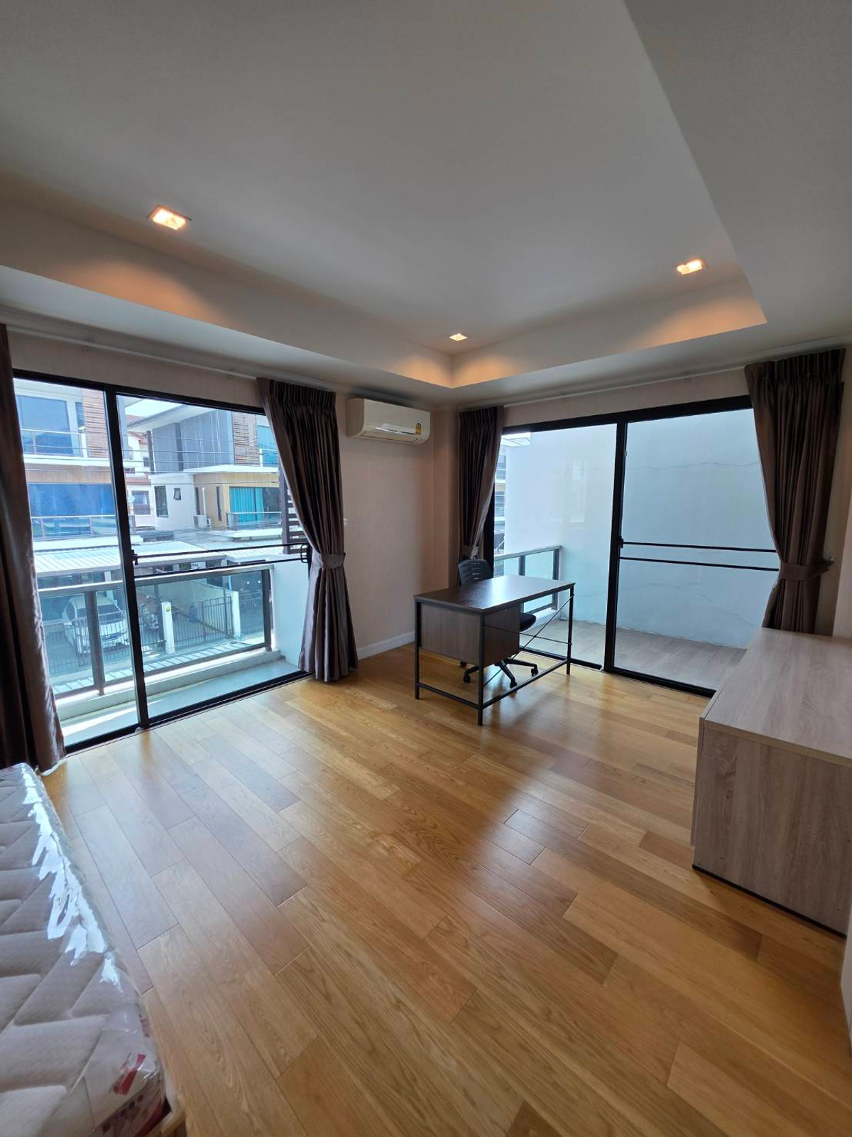 ขายบ้านลาดกระบัง สุวรรณภูมิ : ขายบ้านแฝด 3ชั้น สภาพบ้านใหม่มากๆ เจ้าของตกแต่งเสร็จแทบจะไม่ได้ใช้เลย 