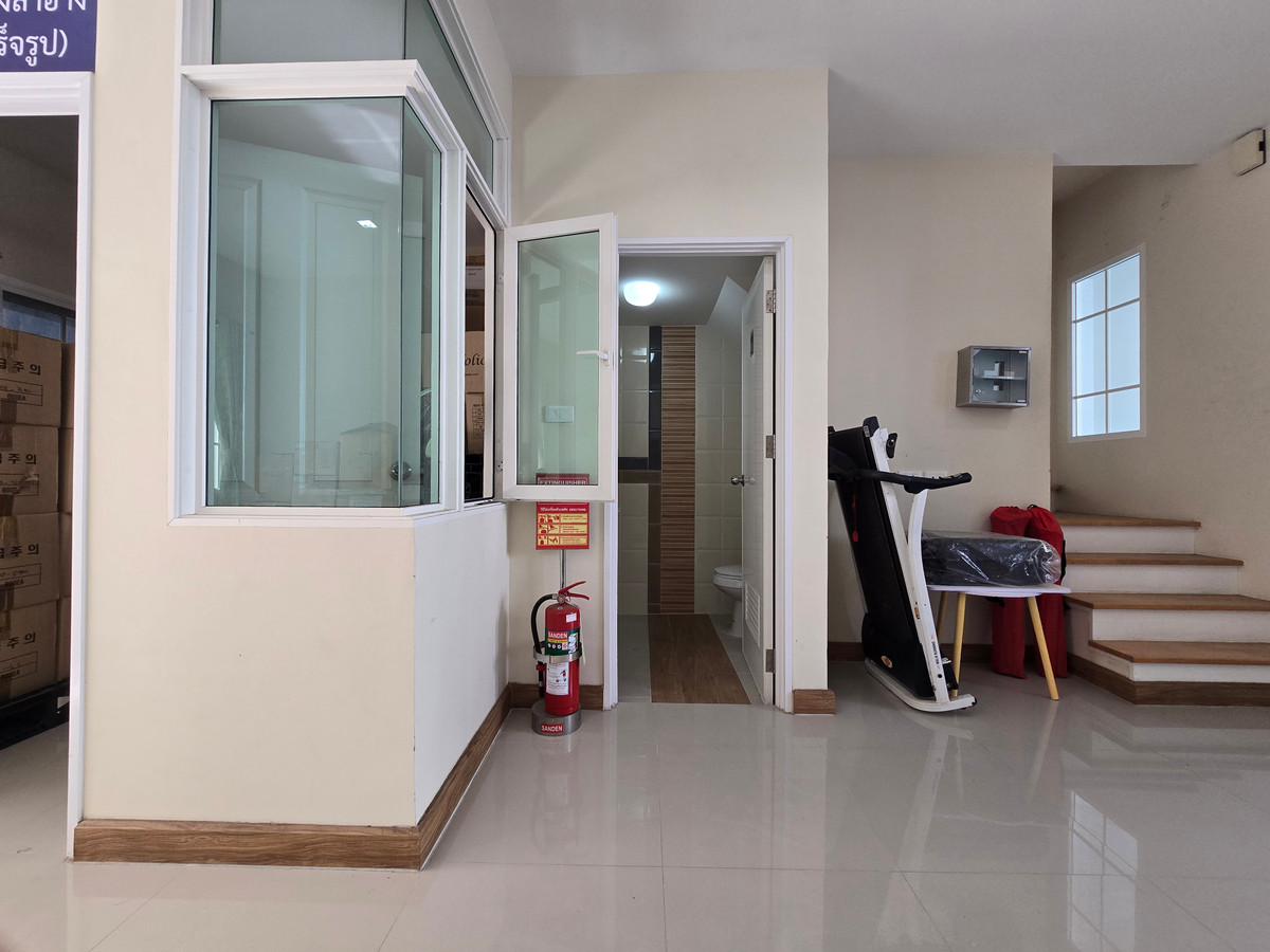 ขายทาวน์โฮมลาดกระบัง สุวรรณภูมิ : ขายด่วนทาวน์เฮ้าส์ 2 ชั้น โกลเด้น ทาวน์ บางนา - สวนหลวง 21.2ตร.วา