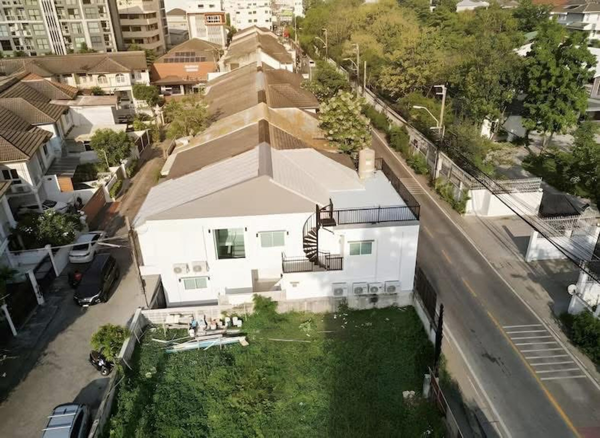 ให้เช่าบ้านรัชดา ห้วยขวาง : ปล่อยเช่าบ้าน 2 ชั้น หลังมุม ขนาด 36 ตรว. 300 ตรางเมตร ซอยรัชดา 18 บ้านสวยตกแต่งใหม่ เฟอร์นิเจอร์ครบพร้อมอยู่ ในหมู่บ้าน ปลอดภัยไม่มีโจร เพื่อนบ้านดีไม่มีปัญหา จอดรถหน้าบ้านได้ 1-2 คัน
