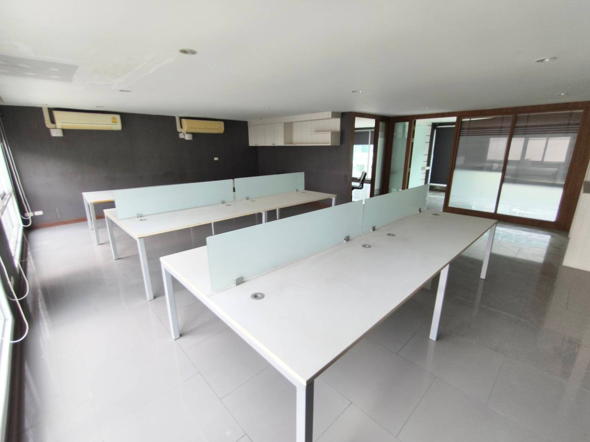 Home OfficeLadkrabang, Suwannaphum Airport : For sale/rent 4-story home office next to The Terminal Suvarnabhumi project, has a built-in elevator, near Suvarnabhumi Airport.