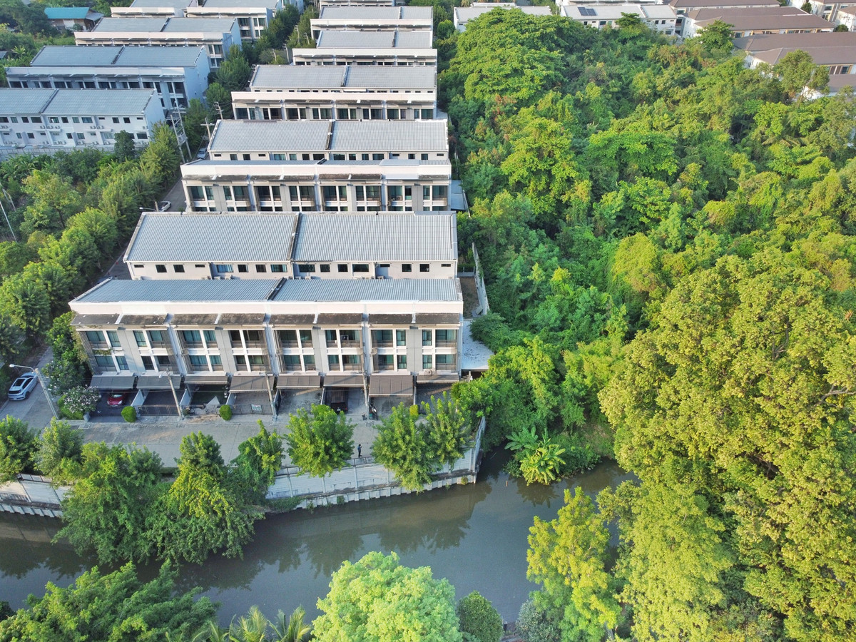 For SaleTownhomeRattanathibet, Sanambinna : [Selling at a loss! Decorated in the millions] Baan Klang Muang Rattanathibet, back side, 33 sq m, near MRT Nonthaburi Intersection 1, only 500 meters.