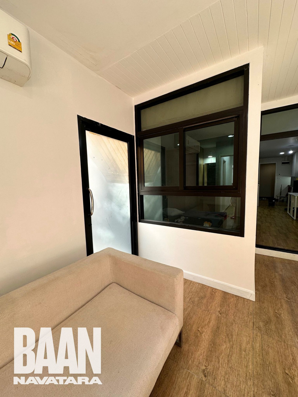 ให้เช่าคอนโดเกษตร นวมินทร์ ลาดปลาเค้า :  คอนโดบ้านนวธารา 61ตรม. ชั้น1 ห้องอยู่บริเวณหัวมุม เงียบสงบ  ถเข้าได้ 2 ทาง หน้าห้อง เข้าจากที่จอดรถ และ หลังห้อง ออกไปเป็นสระว่ายน้ำและ fitness