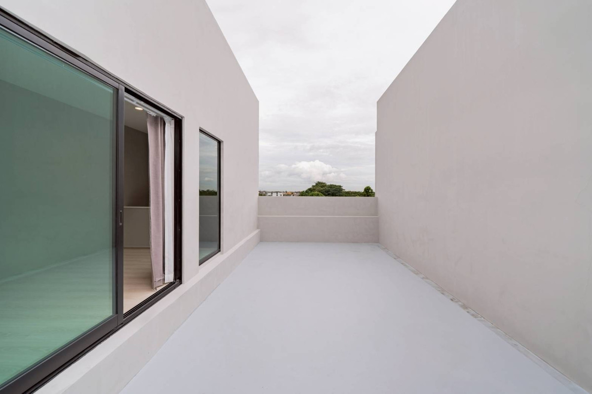 For RentTownhomePattanakan, Srinakarin : New house on the edge of the house for rent, move in immediately. Fully furnished, near Brighton College and Wellington College 🏫