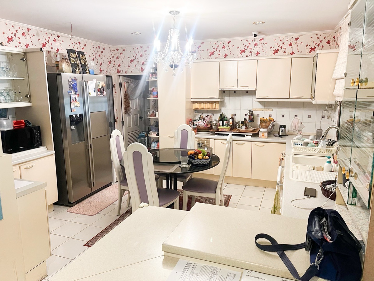 For SaleHouseSukhumvit, Asoke, Thonglor : 2-story detached house, prime location, Sukhumvit 103, large house, wide area, complete functions, with lawn and usable area around the house. Suitable for large families, convenient travel, close to the BTS and many large department stores.