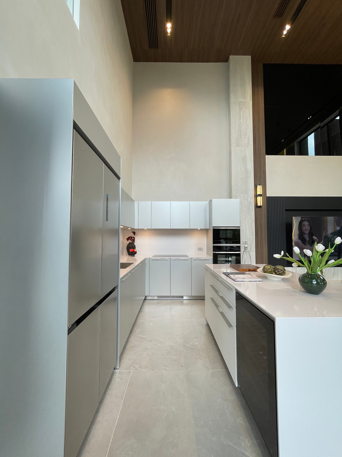 ขายบ้านเลียบทางด่วนรามอินทรา : "หนึ่งเดียวบนเลียบด่วน! Cira Residences บ้านเดี่ยว Ultra-Luxury 3.5 ชั้น พื้นที่ 845 ตร.ม. พร้อมสระว่ายน้ำส่วนตัว | ใกล้ทองหล่อ-พระราม 9 เพียงไม่กี่นาที (สังคมส่วนตัวเพียง 9 ยูนิต)"