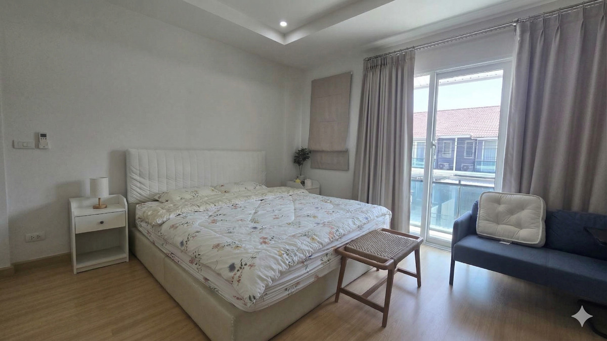 For SaleTownhomeSamut Prakan,Samrong : 2-story townhome for sale, corner unit | Lower than actual cost. Hurry before it sells out! Supalai Ville Bangna-Wongwaen Project (Supalai Ville Bangna-Wongwaen), Bang Phli, Samut Prakan. Corner house + area next to the house. Get the feel of a single hou