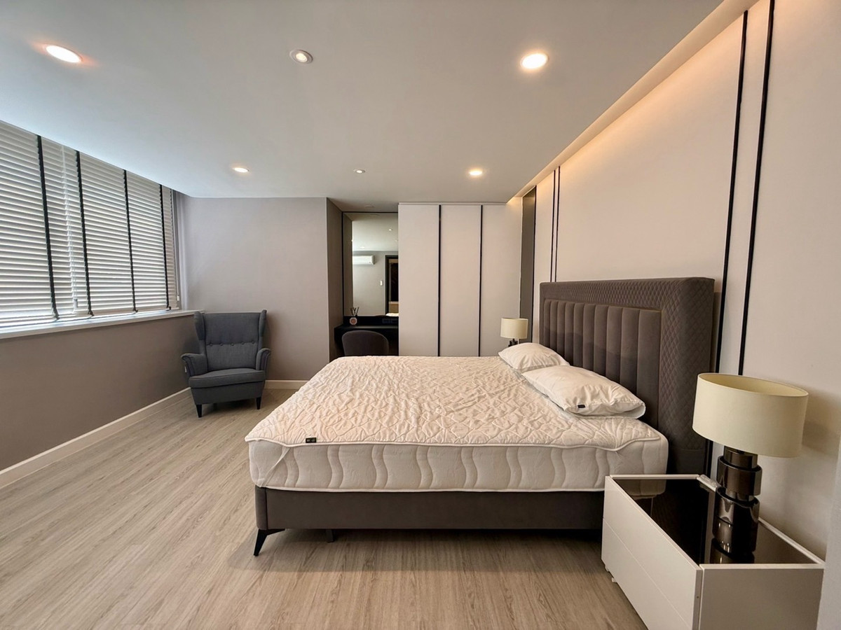 For RentCondoSukhumvit, Asoke, Thonglor : Newly Renovated/ Spacious 3 Bedrooms in Phrom pong ✨