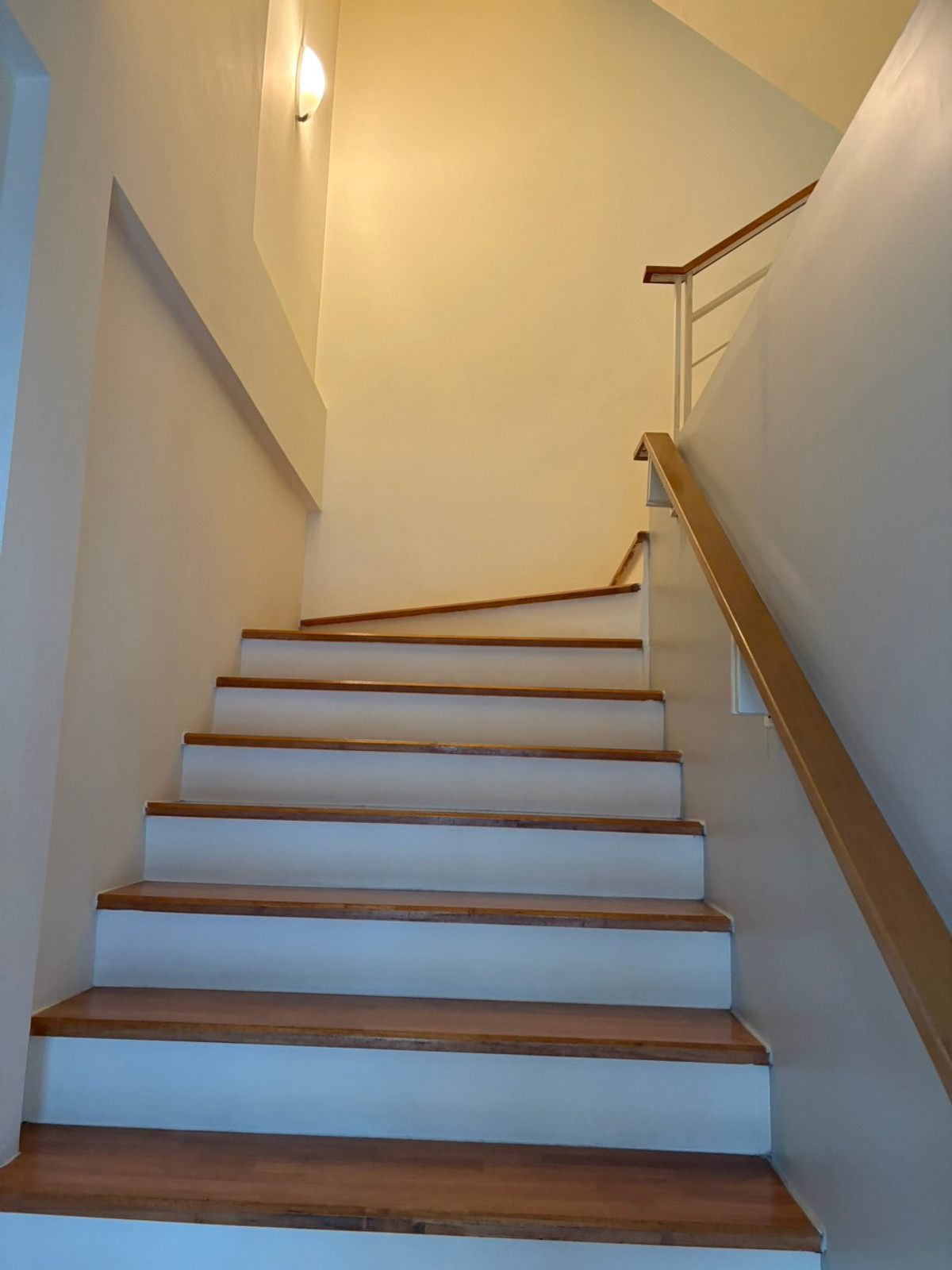 ให้เช่าทาวน์โฮมเลียบทางด่วนรามอินทรา : RH033626 ให้เช่า ทาวน์โฮม 3ชั้น 4ห้องนอน บ้านกลางเมือง Urbanion พระราม 9 – ลาดพร้าว ตกแต่งพร้อมอยู่