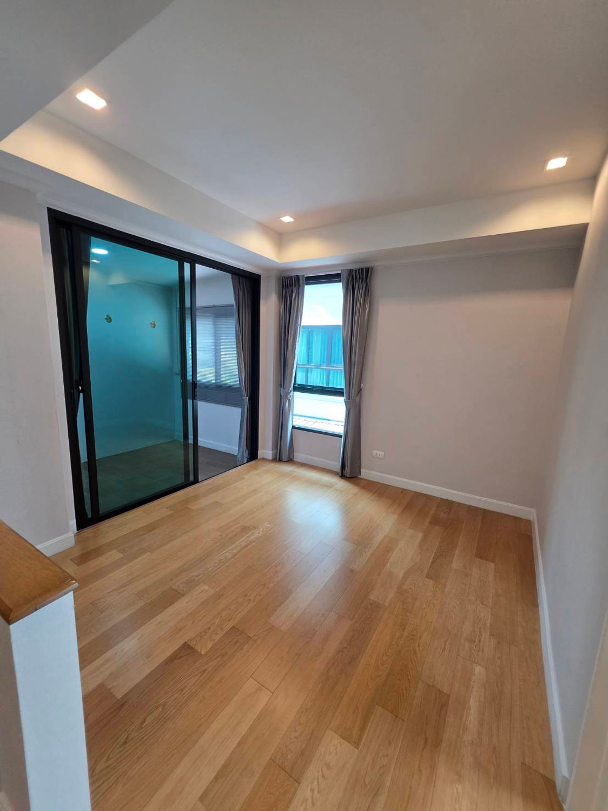 ขายบ้านลาดกระบัง สุวรรณภูมิ : ขายบ้านแฝด 3ชั้น สภาพบ้านใหม่มากๆ เจ้าของตกแต่งเสร็จแทบจะไม่ได้ใช้เลย 