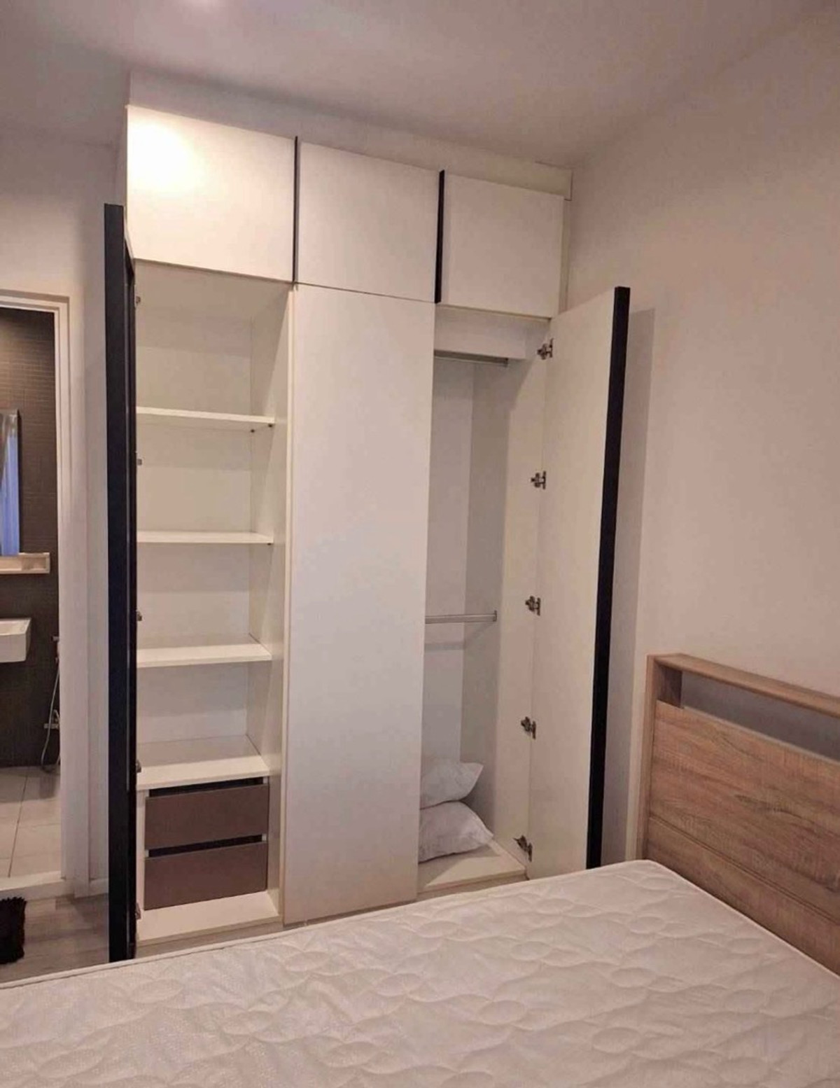 For RentCondoThaphra, Talat Phlu, Wutthakat : 🩷Condo for rent, The Key Sathorn-Ratchaphruek, size 1 bedroom, 32 sq m., price 12,900 baht (minimum 1 year contract) 
New room, new furniture and complete electrical appliances. There is a washing machine, refrigerator, water heater and microwave.
Locatio