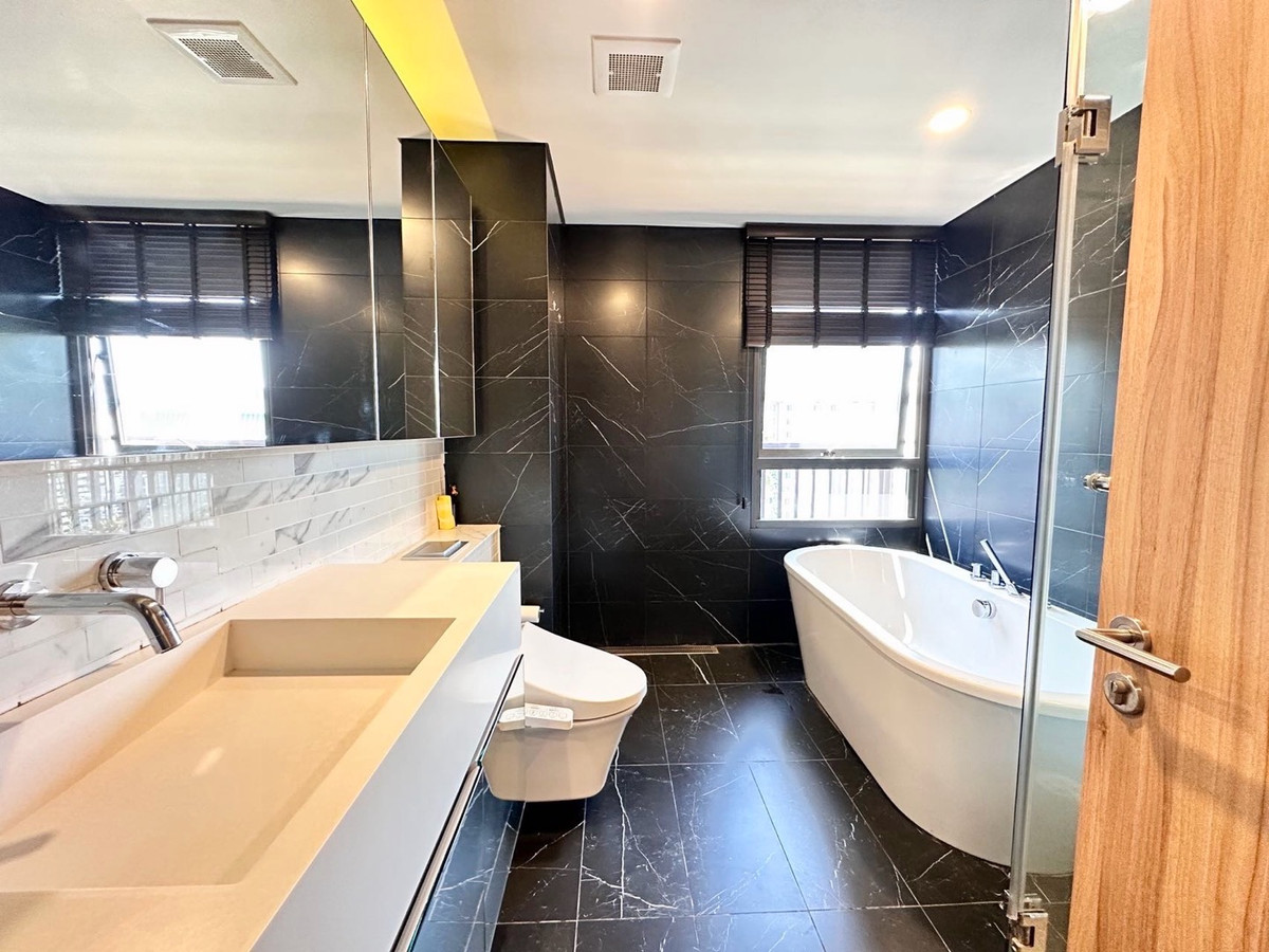 For RentCondoSukhumvit, Asoke, Thonglor : 3 bedrooms, Siamese Exclusive 31, 21st floor, ready to move in.