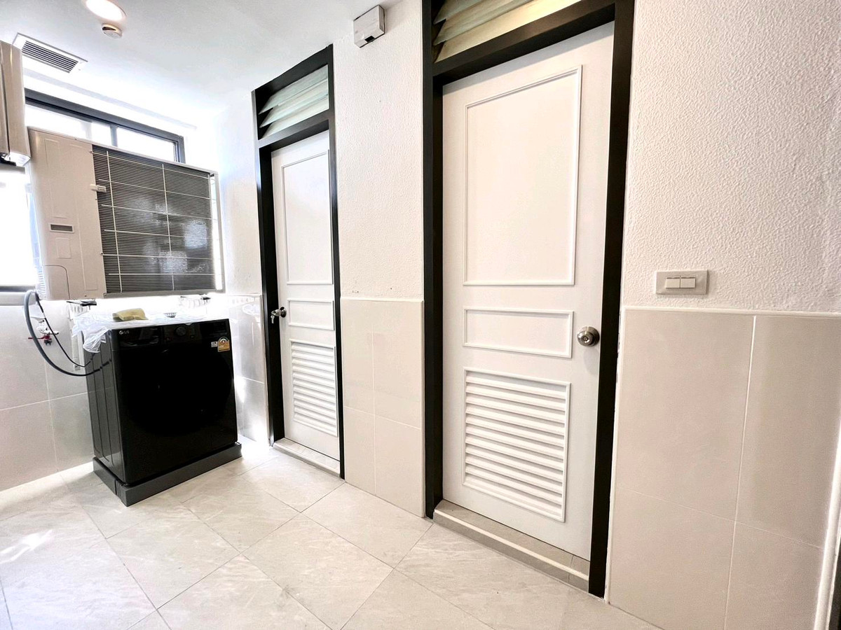 For RentCondoSukhumvit, Asoke, Thonglor : 3 Bedrooms Plus for rent with Pet-friendly, Central area on Sukhumvit 24