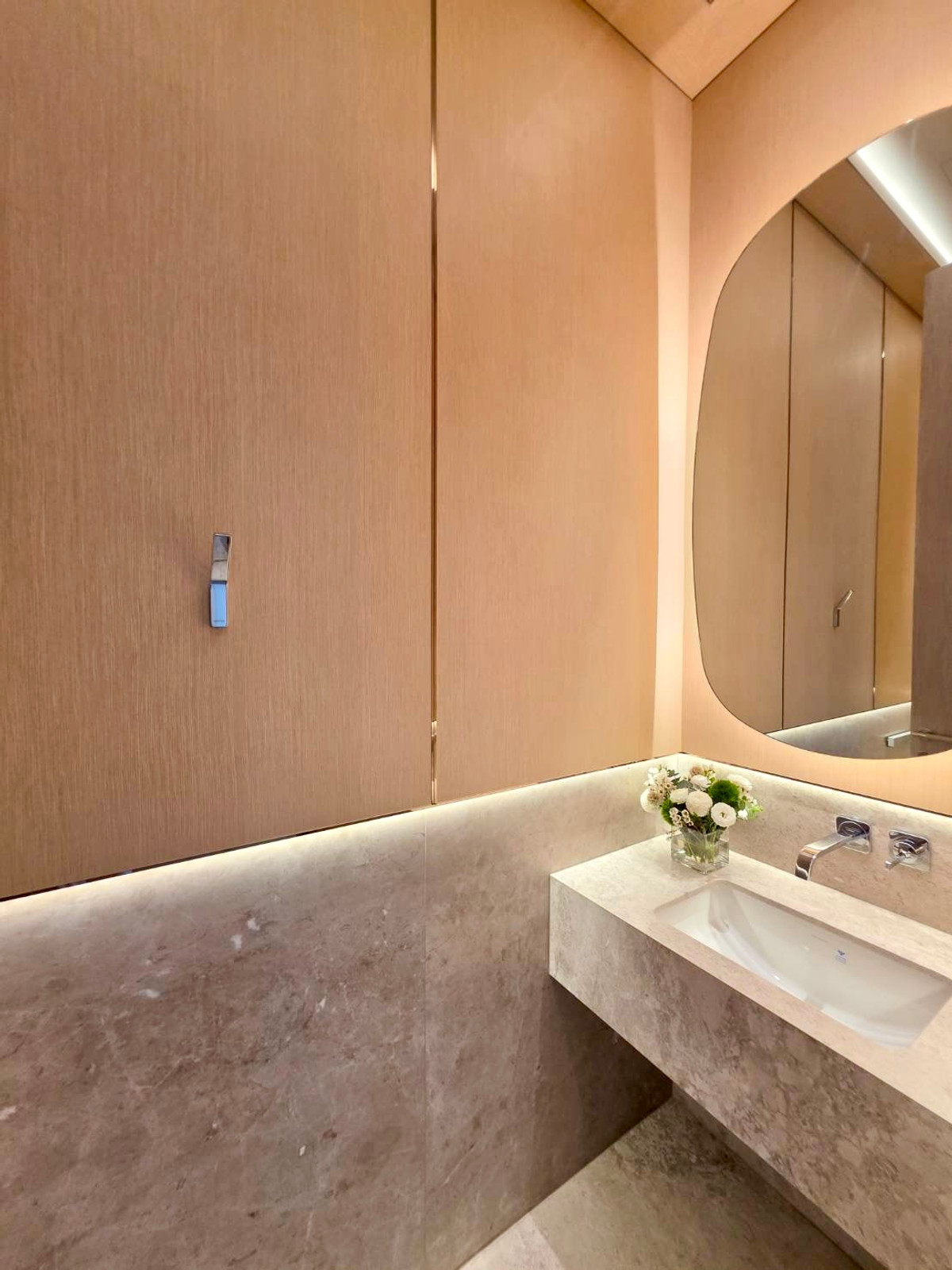 For SaleCondoWitthayu, Chidlom, Langsuan, Ploenchit : Scope Langsuan: 1bed 1bath + powder room 84.8 sqm. 45,500,000 Brand new Fully Furnished Am: 06561999198