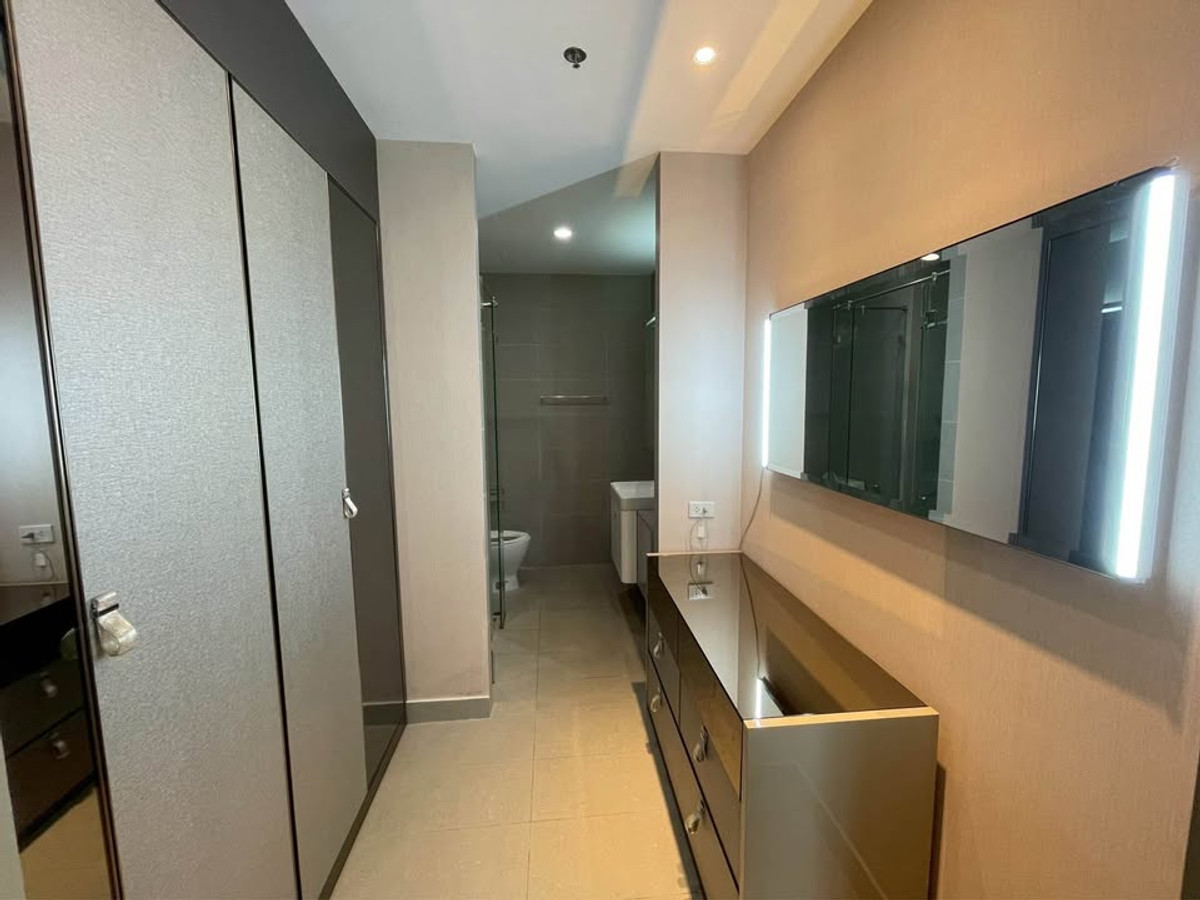 ให้เช่าคอนโดวิทยุ ชิดลม หลังสวน : ให้เช่า Noble Ploenchit | ลิฟต์ส่วนตัว | ทางเชื่อม BTS | 1 ห้องนอน วิวสระ 