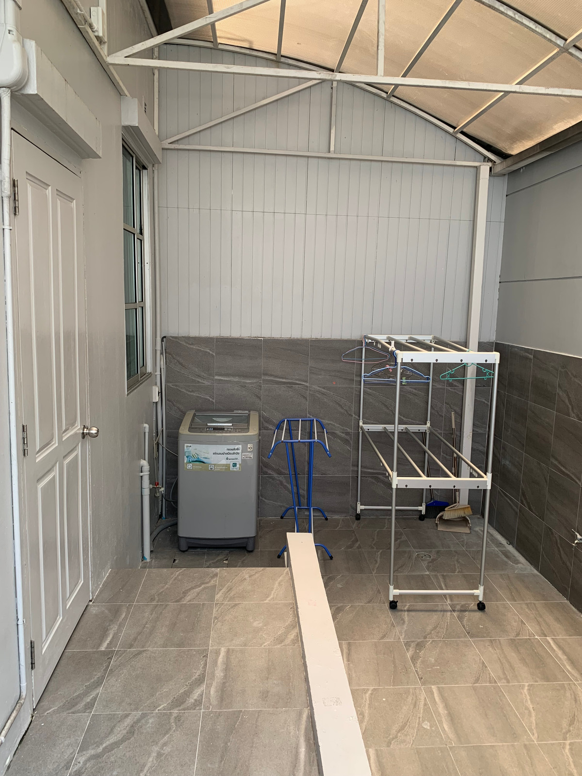 ให้เช่าทาวน์โฮมเลียบทางด่วนรามอินทรา : บ้านเลขที่ 88 ทาวน์โฮม เดินไป Central East Ville , คริสตัลปาร์ค ได้