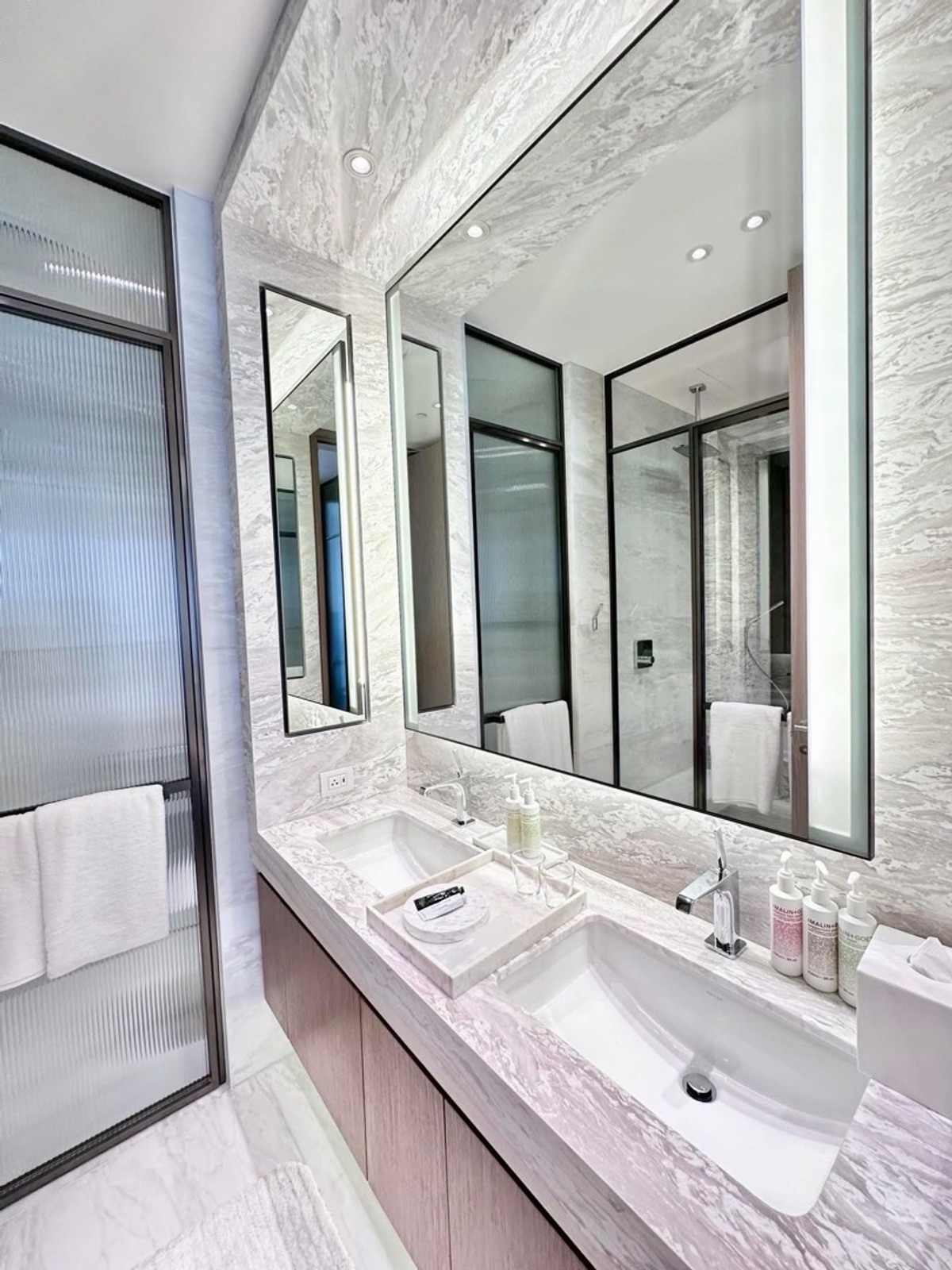 ให้เช่าคอนโดวิทยุ ชิดลม หลังสวน : คอนโดหรูให้เช่า หลังสวน 1 ห้องนอน เลี้ยงสัตว์ขนาดเล็กได้ พร้อม Private Lift ใกล้ Central Embassy และสวนลุมพินี