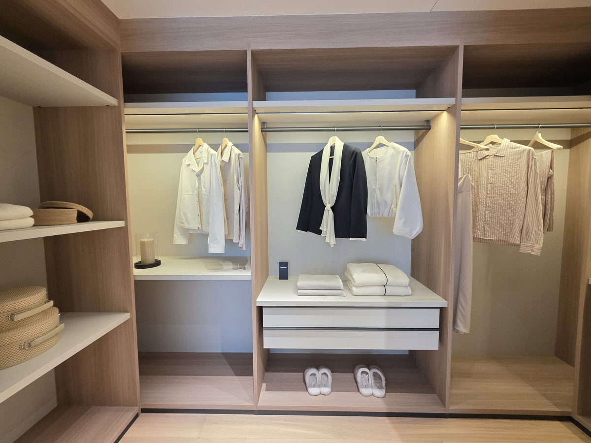 For SaleCondoSukhumvit, Asoke, Thonglor : Intercontinental Residences Bangkok Asoke: 3bed 3.5bath 193sqm. with maid and laundry area 63,800,000 Am: 0656199198