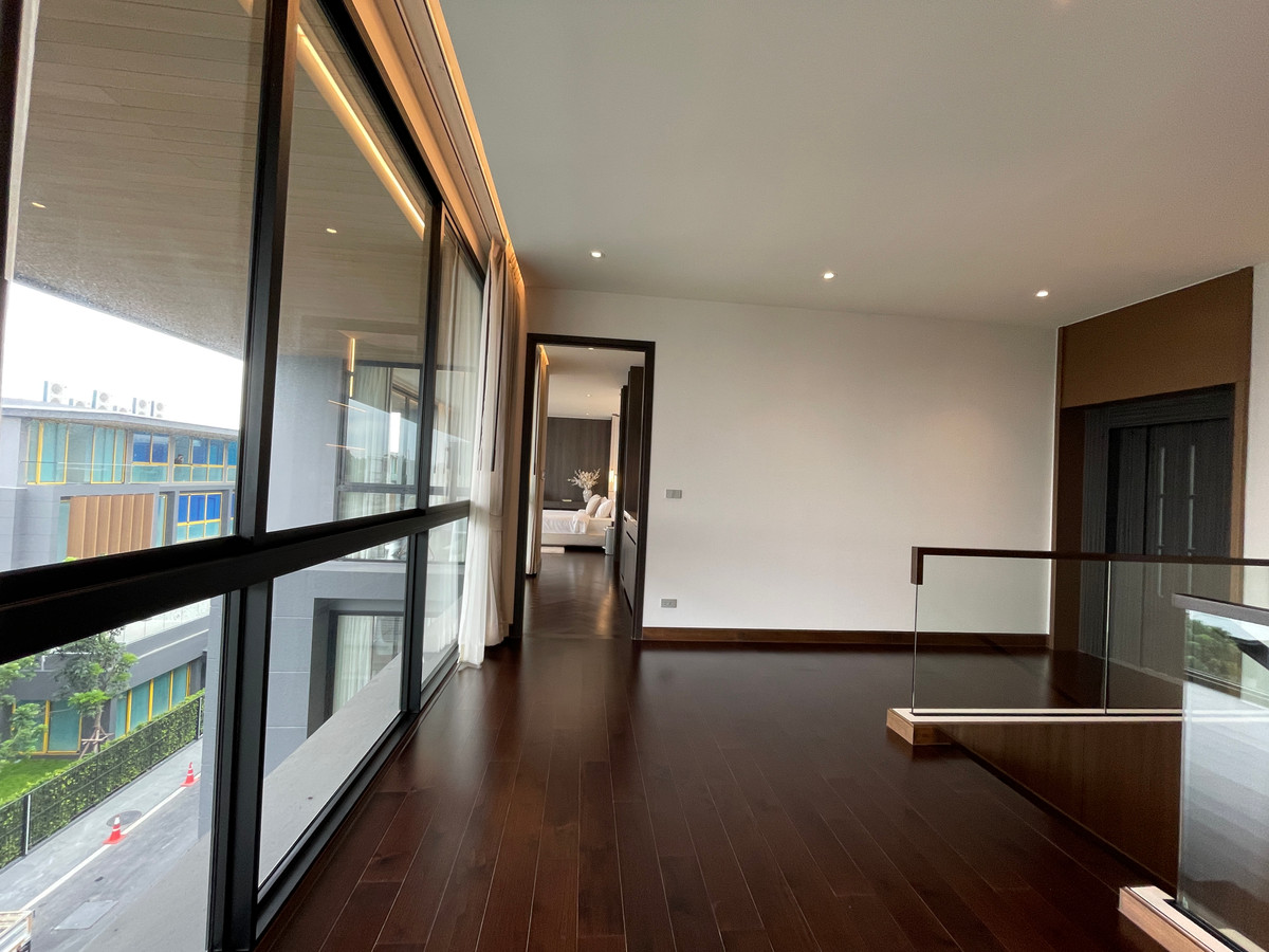 ขายบ้านเลียบทางด่วนรามอินทรา : "หนึ่งเดียวบนเลียบด่วน! Cira Residences บ้านเดี่ยว Ultra-Luxury 3.5 ชั้น พื้นที่ 845 ตร.ม. พร้อมสระว่ายน้ำส่วนตัว | ใกล้ทองหล่อ-พระราม 9 เพียงไม่กี่นาที (สังคมส่วนตัวเพียง 9 ยูนิต)"