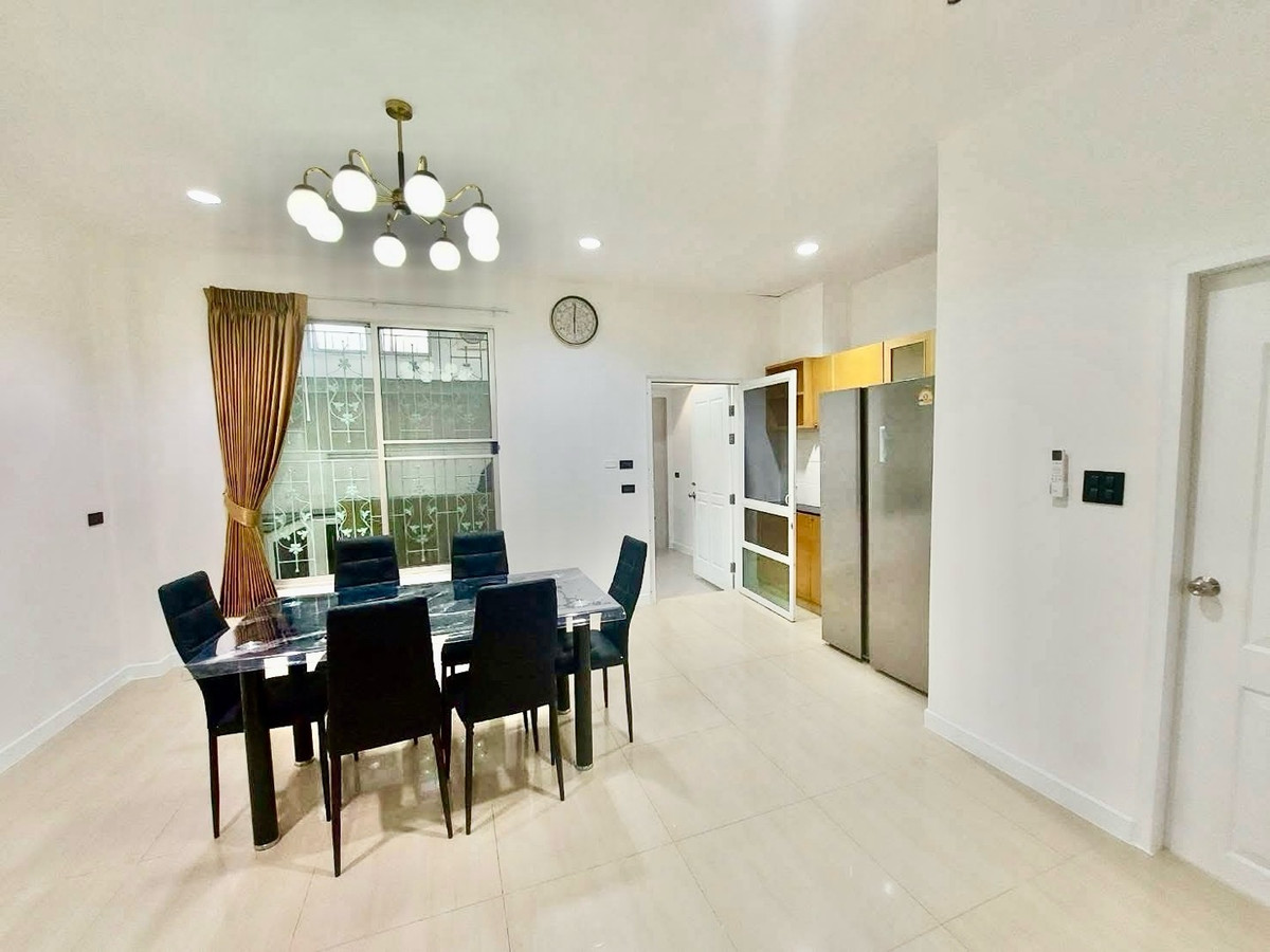 ให้เช่าทาวน์โฮมรัชดา ห้วยขวาง : หมู่บ้านกลางเมือง Grand de Paris ติดกับ รร.นานาชาติสิงคโปร์ SISB ประชาอุทิศ ห้วยขวาง บ้าน 3ชั้น  4 ห้องนอน 4ห้องน้ำ