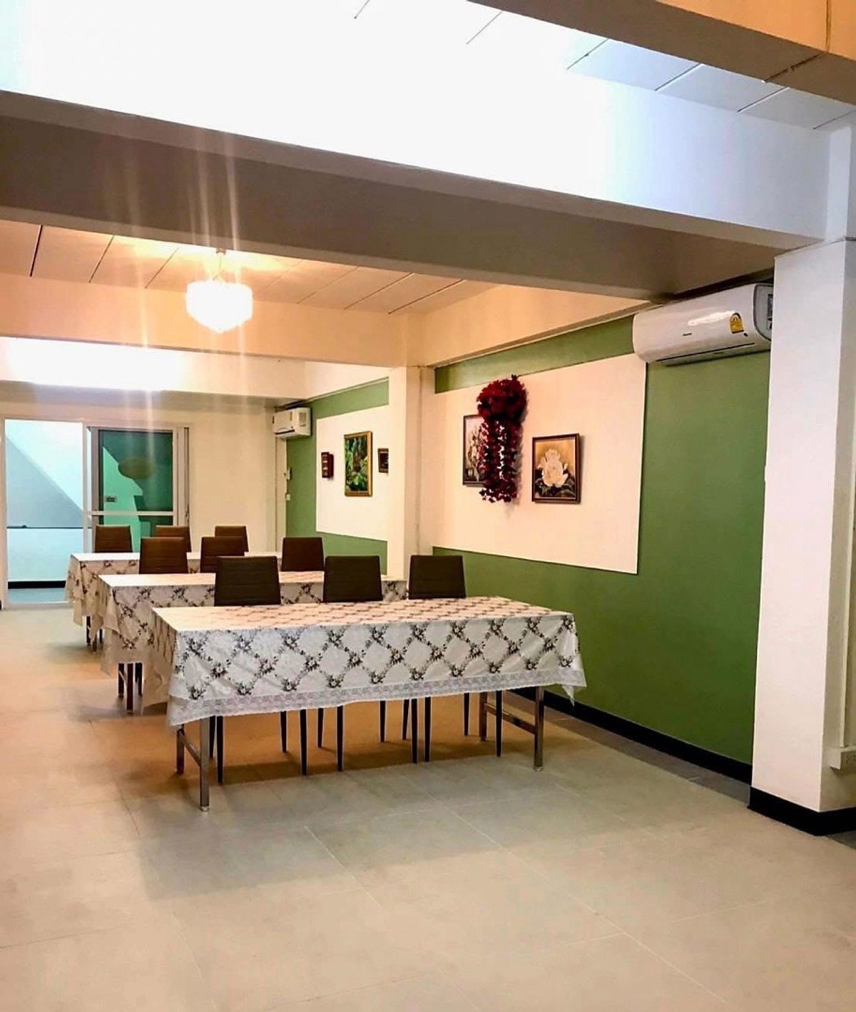 For RentShop HouseOnnut, Udomsuk : [For rent] - [Commercial building, 4 floors, 5 units, empty building with air conditioning on some floors] Area over 1,000 sq m with large parking, suitable for an office, school, nursery or warehouse, near True Digital Park and BTS Punnawithi LC0099 
 
