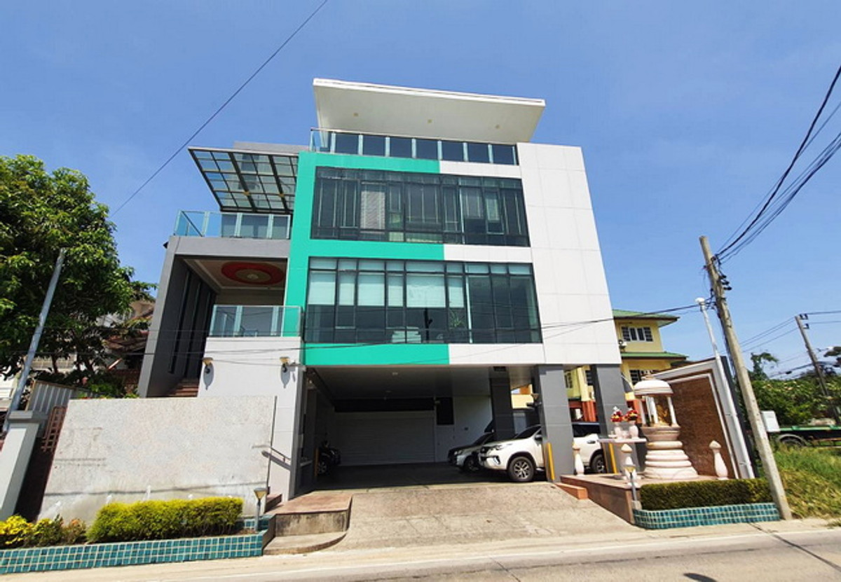 For SaleHome OfficeChaengwatana, Muangthong : Office building for sale, Soi Tiwanon-Pak Kret 22, on an area of ​​96.6 sq m, 3 floors, usable area 1,160 sq m, price negotiable.