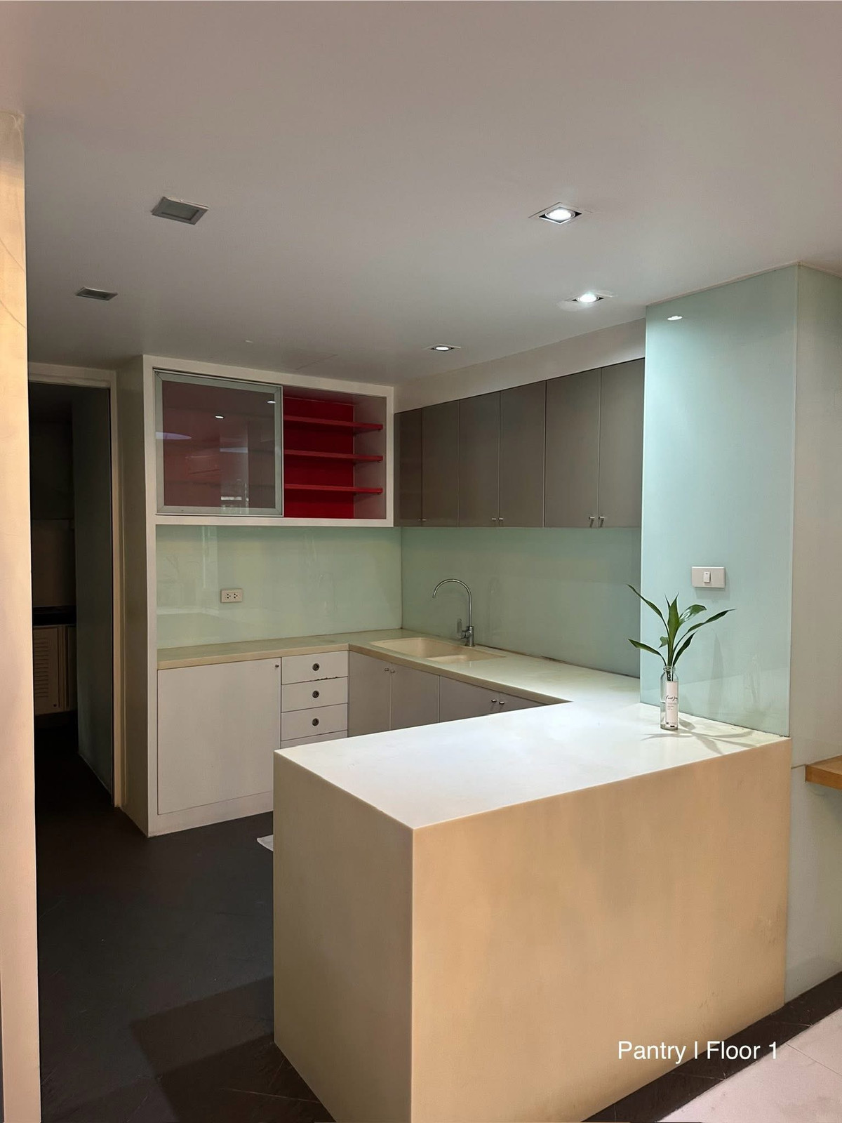 For RentTownhomeWitthayu, Chidlom, Langsuan, Ploenchit : Townhouse for rent, 4 floors, 3 bedrooms, 4 bathrooms, usable area 325 sq m, location in the heart of the city (CBD), close to Ploenchit BTS station only 500 meters, meets the needs of city life.