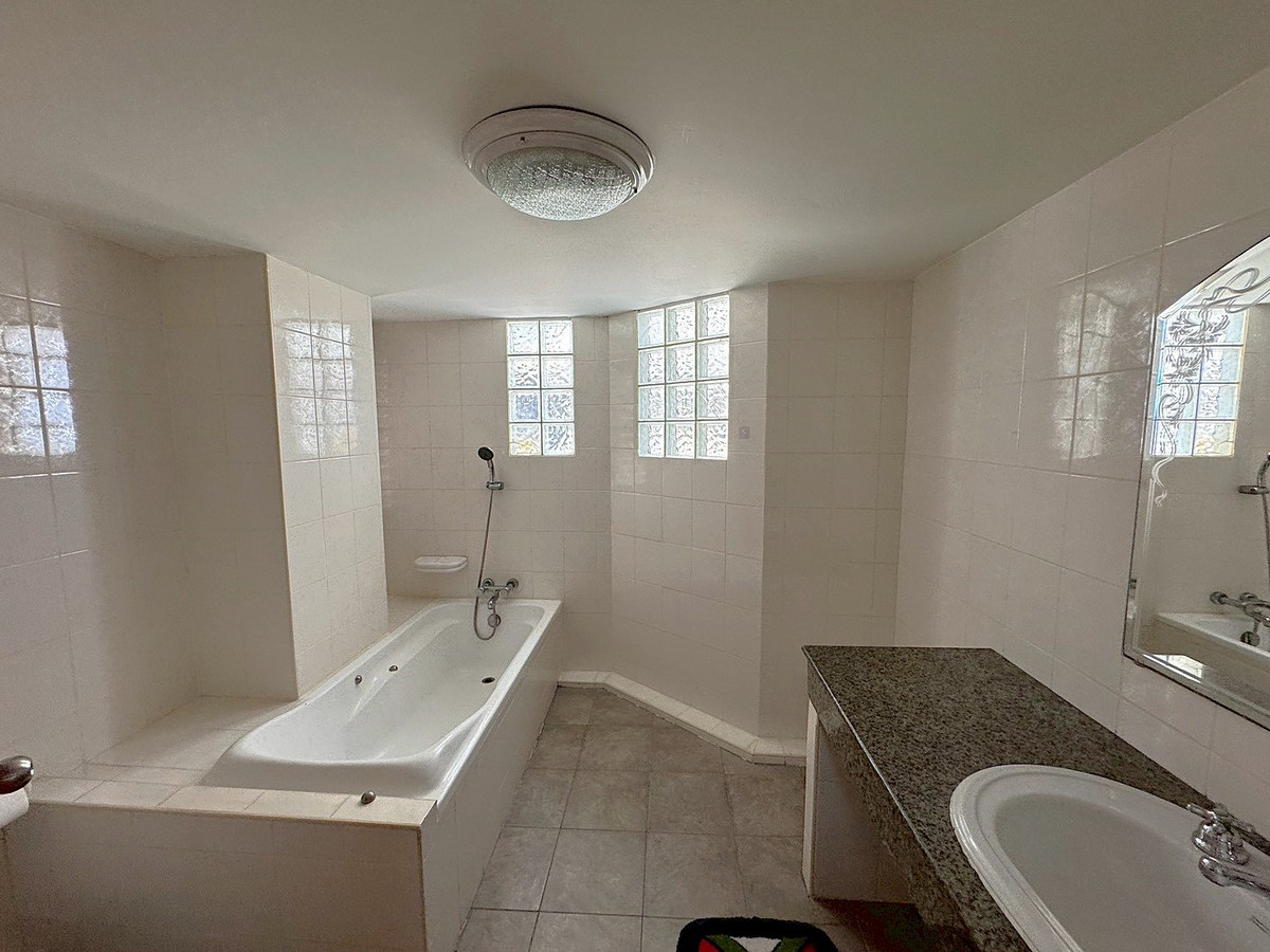 ให้เช่าทาวน์โฮมนานา : ทาวเฮ้าท์รีโนเวทใหม่ เหมาะทำธุรกิจ ใกล้ BTS นานา ** NO CO-AGNT ** 