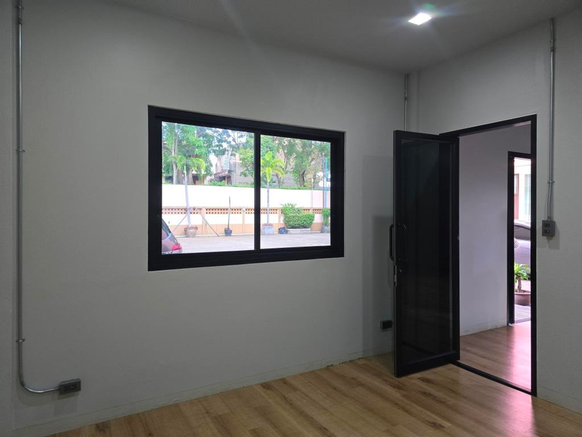 For RentWarehouseAri,Anusaowaree : Ground floor area, service business, product storage, 50-70 sq m., 200-250 baht per sq m. Saphan Khwai