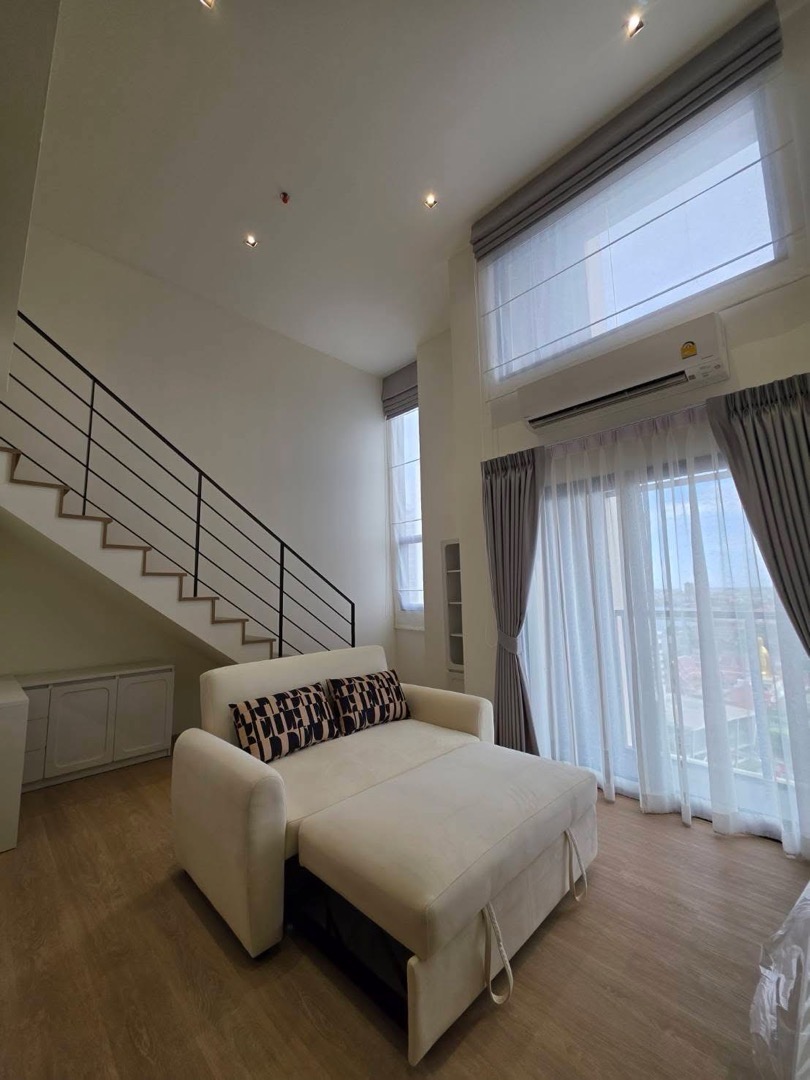 ให้เช่าคอนโดวงเวียนใหญ่ เจริญนคร : 🏙 Duplex เพดานสูง 4.4 ม. | ชั้น 17 วิวดี | พร้อมเข้าอยู่

🌊 ณ รีวา เจริญนคร (Na Reva Charoennakhon)
คอนโดดีไซน์โปร่ง โล่ง แยกสัดส่วนชัดเจน อยู่สบาย บรรยากาศเงียบสงบ