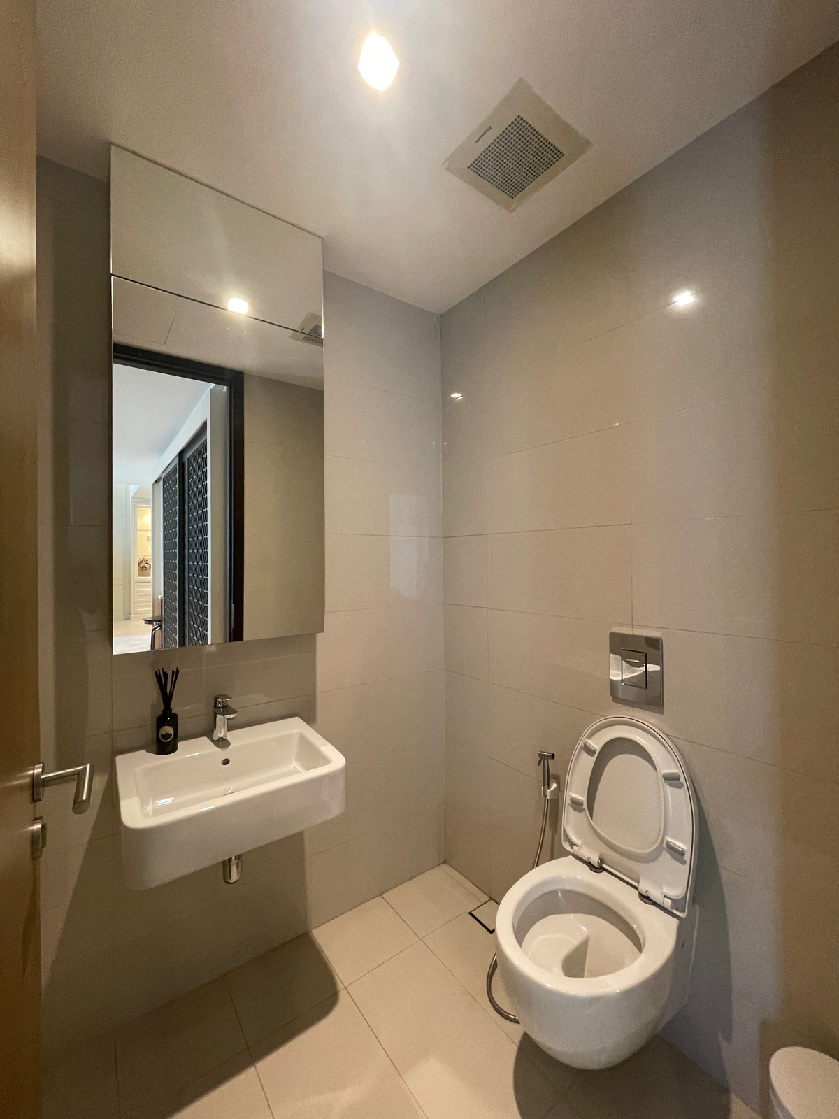 For SaleCondoSathorn, Narathiwat : Luxury Residence in Sathorn Area | Spacious 360 Sq.m. 3-Bedroom Home | Ideal for Family Living in CBD Bangkok, location near Sathorn business zone. And can easily connect to the city, near Saint Louis BTS Station.