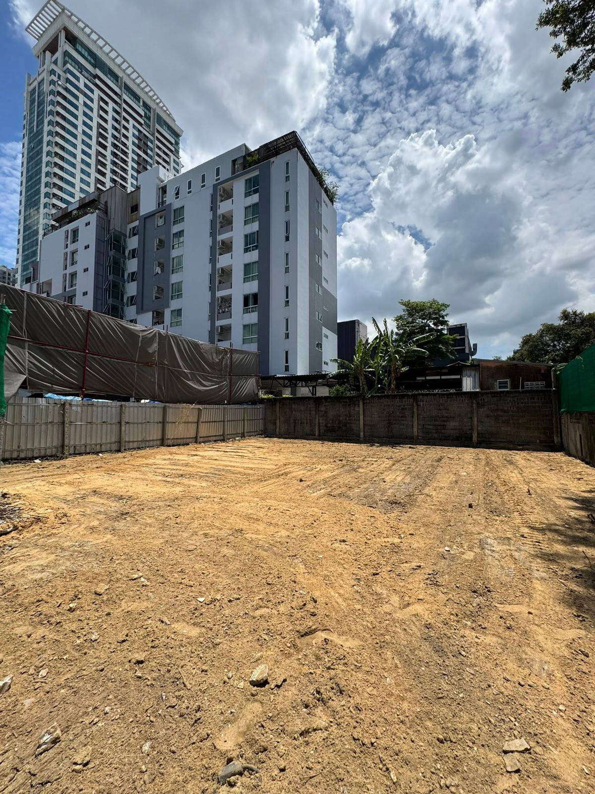 ขายที่ดินคลองเตย กล้วยน้ำไท : ขาย ที่ดินทำเลทอง ย่านพระราม 4 ที่ดินขนาด 106.90 ตร.ว. 427.60 ตร.ม. แปลงที่ดินรูปตัว L หายาก ถมแล้ว พร้อมสร้าง