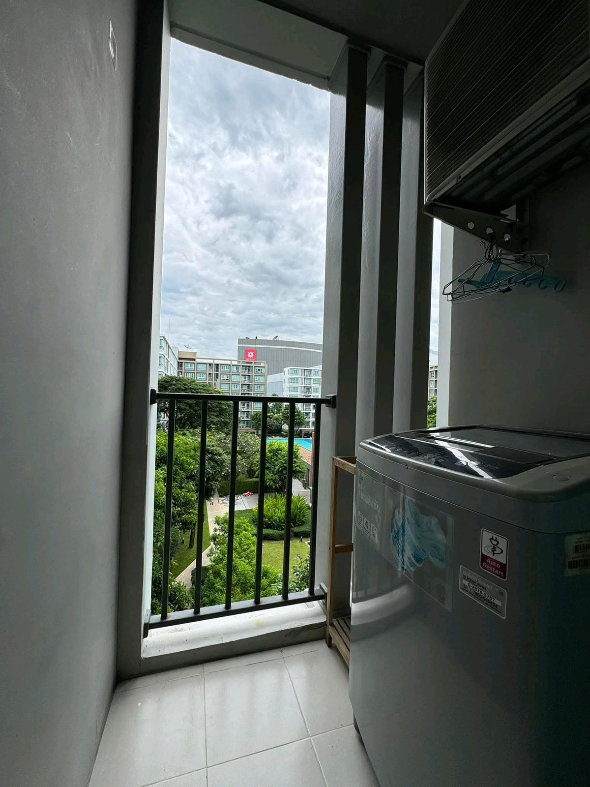 For RentCondoChiang Mai : Rent D condo Sign, next to Zen Fest, Chiang Mai, garden view, 5th floor, 10,000 / month.