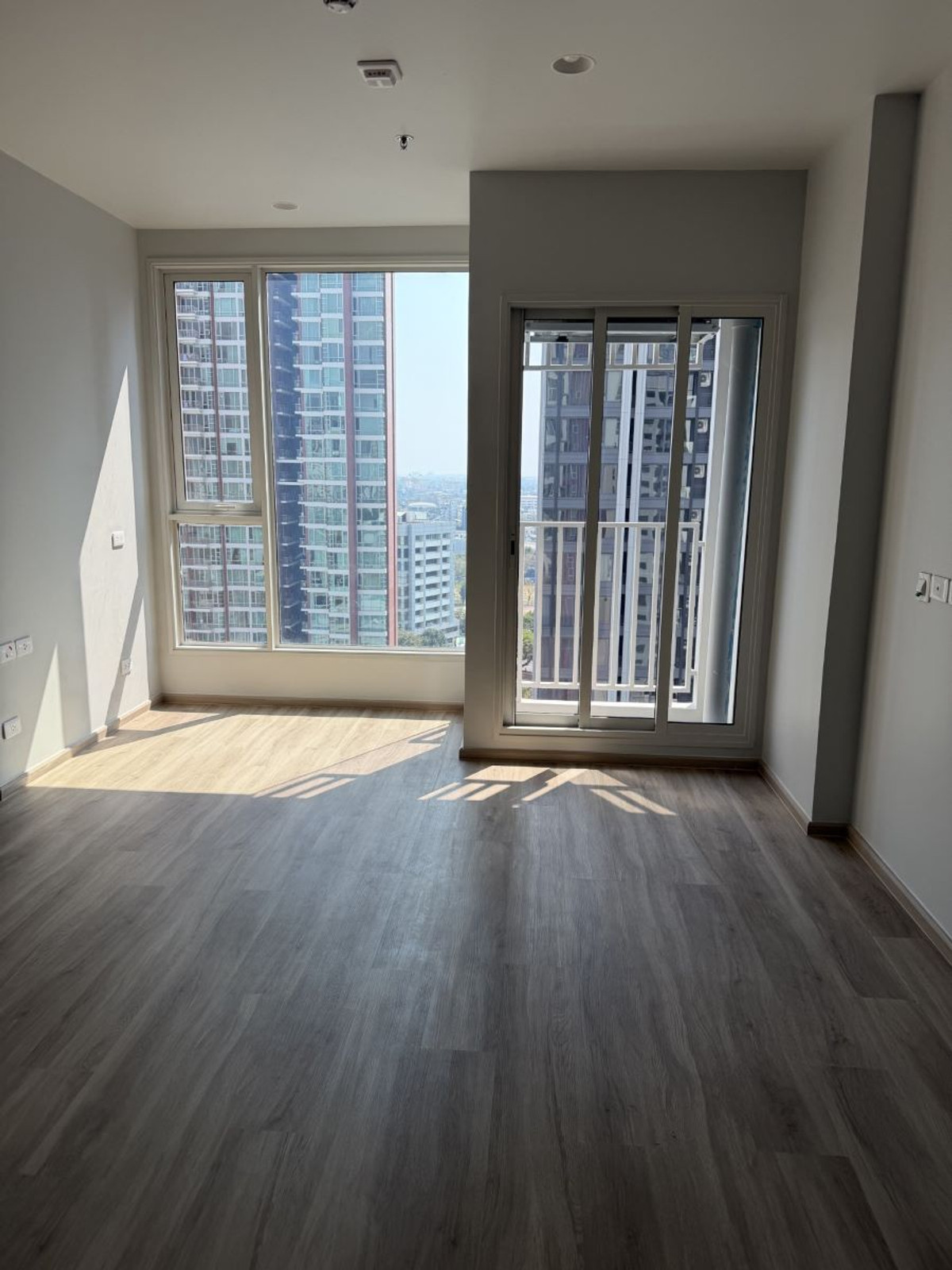 ขายคอนโดสุขุมวิท อโศก ทองหล่อ : Studio Nice View on 20 th Floor with No Building Block "Sale by Onwer" 