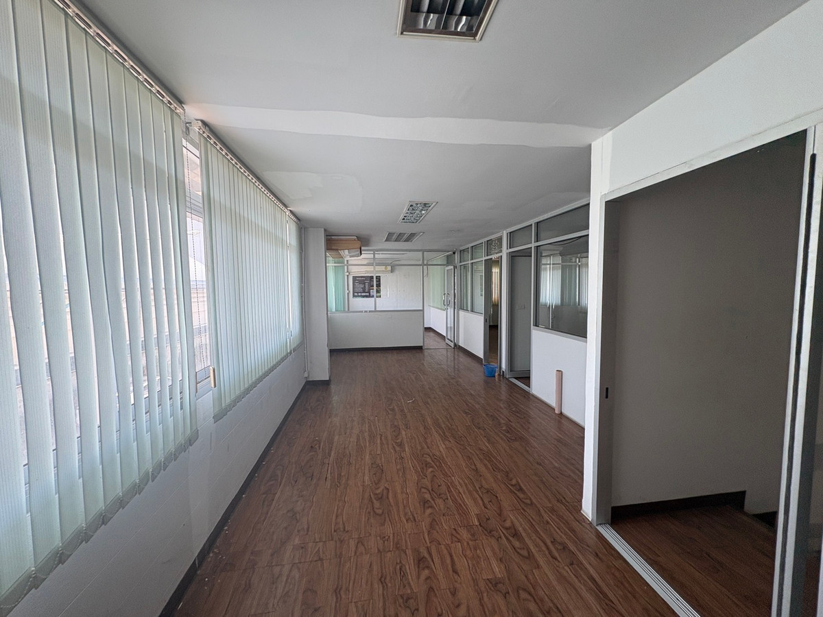 For RentOfficeSamut Prakan,Samrong : Commercial building for rent, Racha Thewa, Bang Phli, area 135 sq m., easy access to the industrial estate.