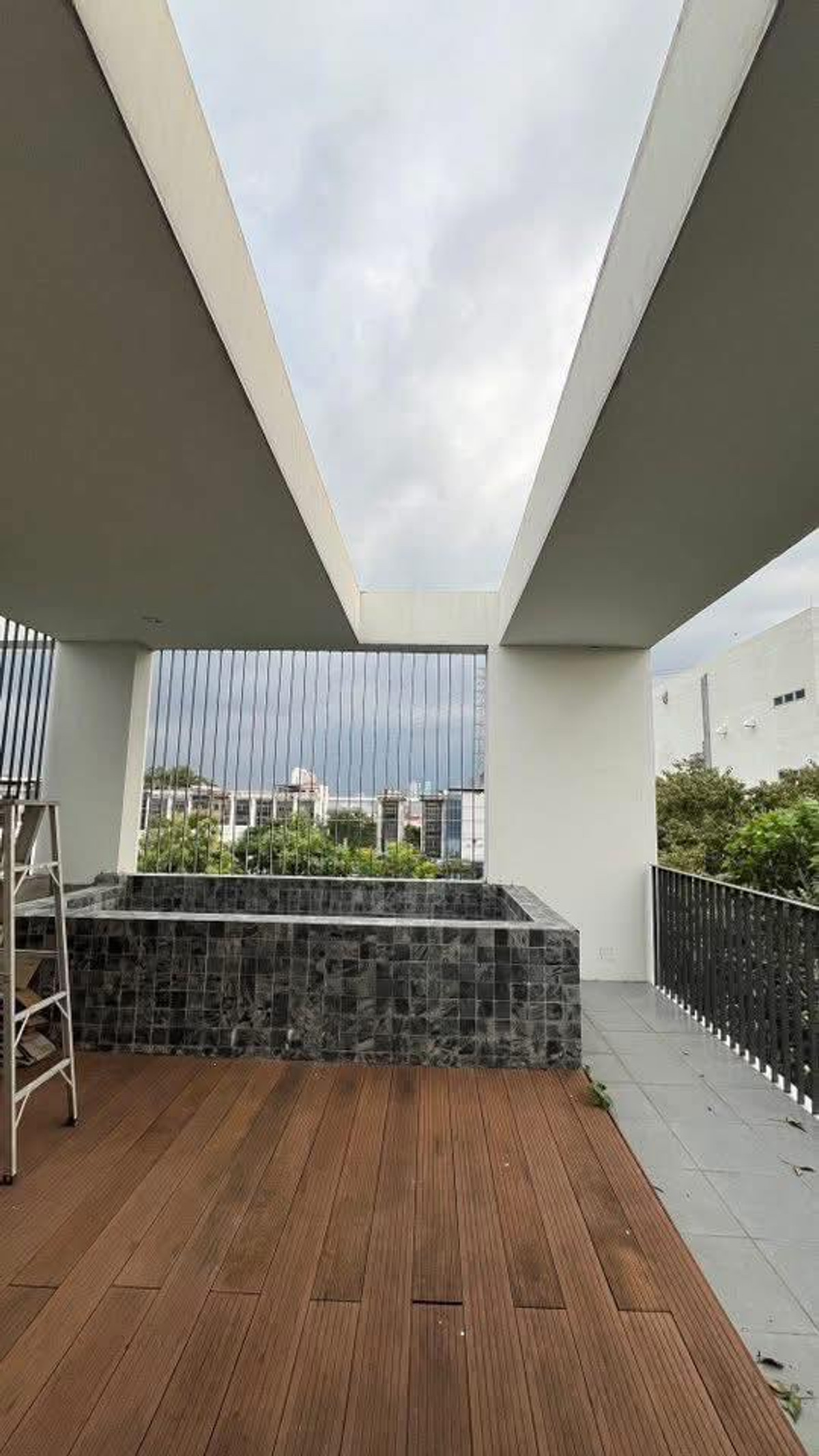 For RentHome OfficeRatchadapisek, Huaikwang, Suttisan : ᚱ For rent ✅ Company registration possible Townhome 🔥5 bedrooms 350 sq m.🔥 Huai Khwang | Meng Chai near KIS International School