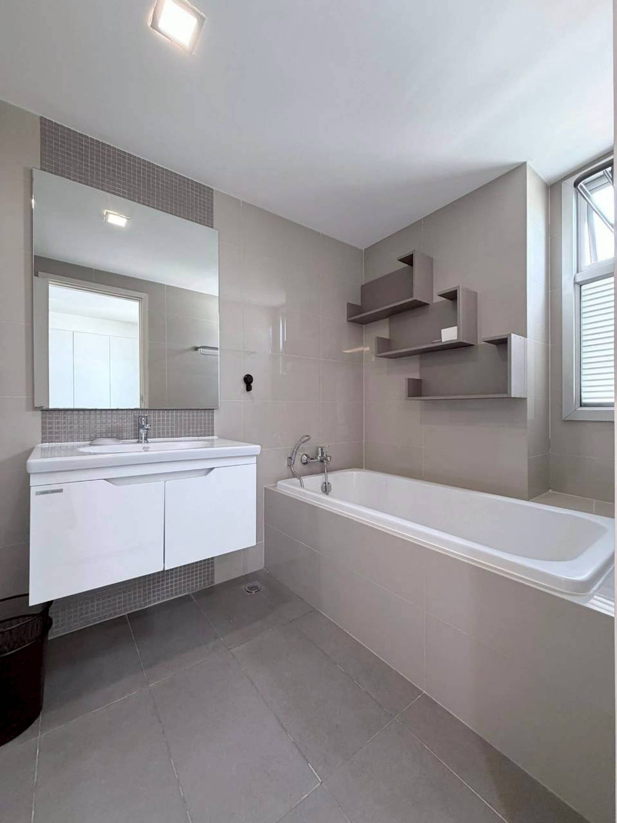 ให้เช่าคอนโดสุขุมวิท อโศก ทองหล่อ : ✅ MAETR103 ✅ Line : @p2nproperty