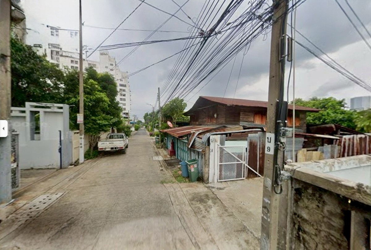 For SaleLandOnnut, Udomsuk : Land for sale in Soi Udomsuk 28 with wooden house **near BTS Udomsuk, very convenient to travel** (N.2064)