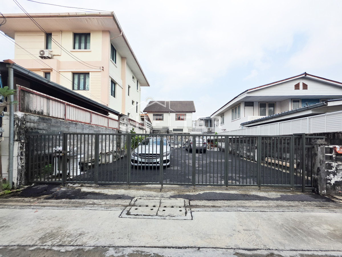 For SaleLandRamkhamhaeng, Hua Mak : Empty land, already filled in, 46 sq m., near the community area, surrounding the international factory.  Ready to connect to the expressway within 10 minutes.